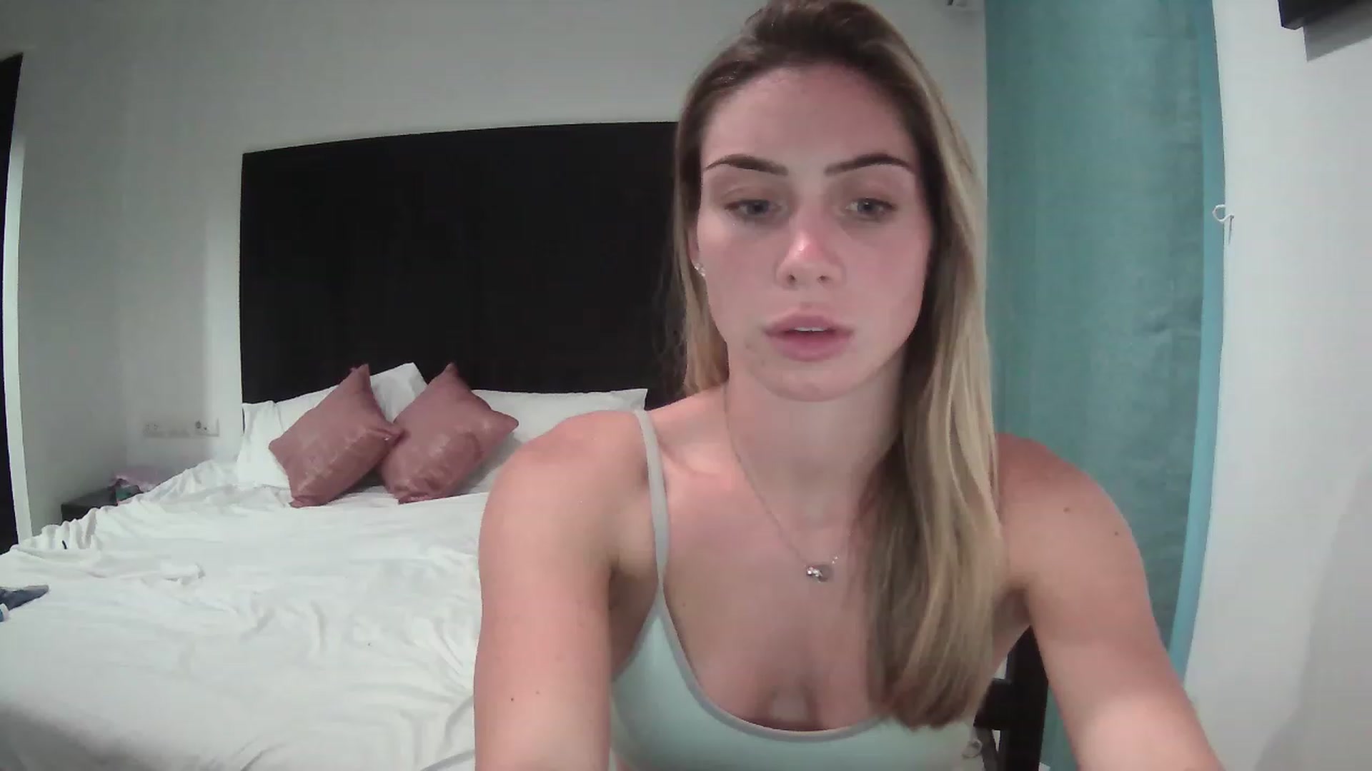 Gallery image thumbnail from Abella_'s myfreecams stream on, 12/18/2022, 09:13 image 2 of 20