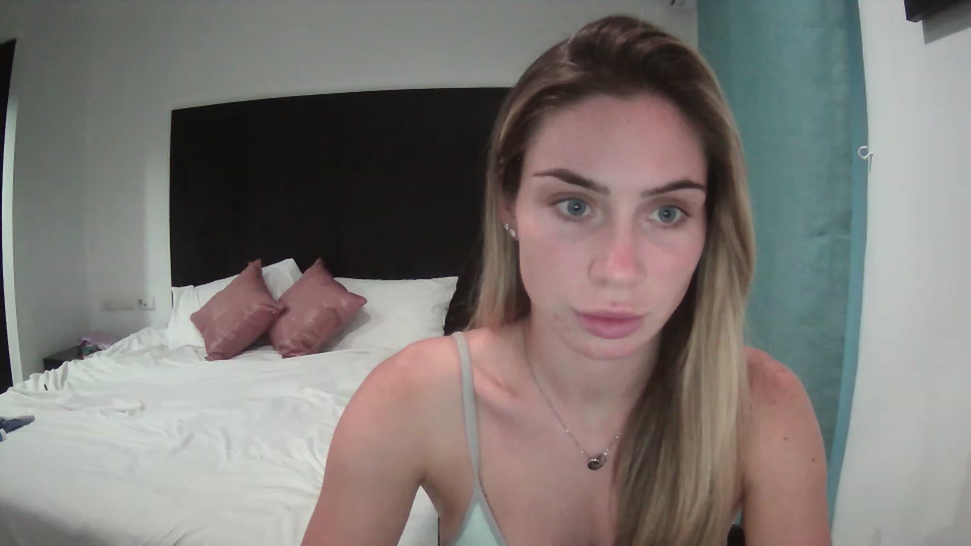 Gallery image thumbnail from Abella_'s myfreecams stream on, 12/18/2022, 09:13 image 4 of 20