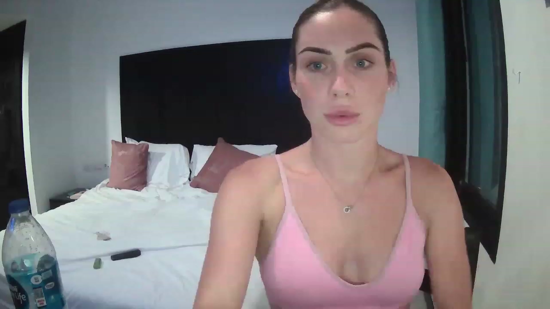 Gallery image thumbnail from Abella_'s myfreecams stream on, 12/19/2022, 14:59 image 13 of 20
