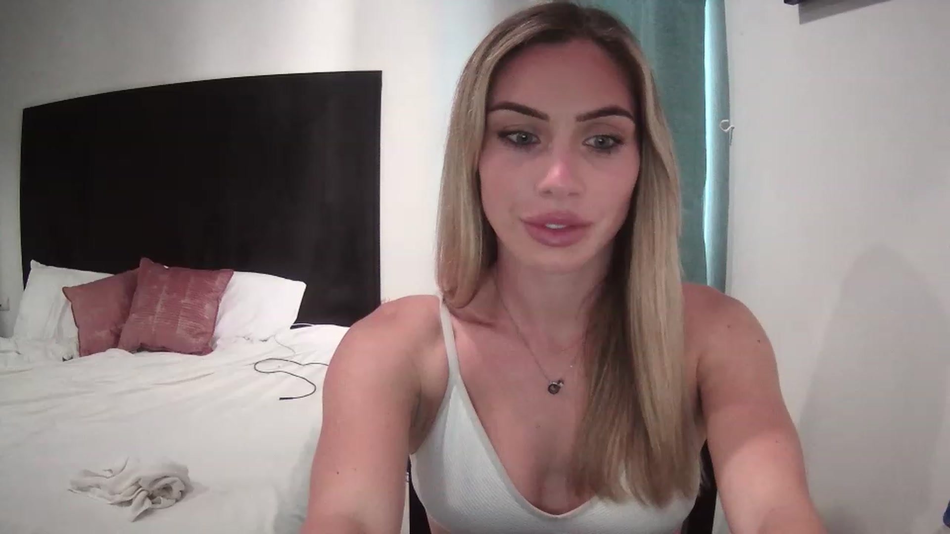 Gallery image thumbnail from Abella_'s myfreecams stream on, 12/21/2022, 08:20 image 7 of 20