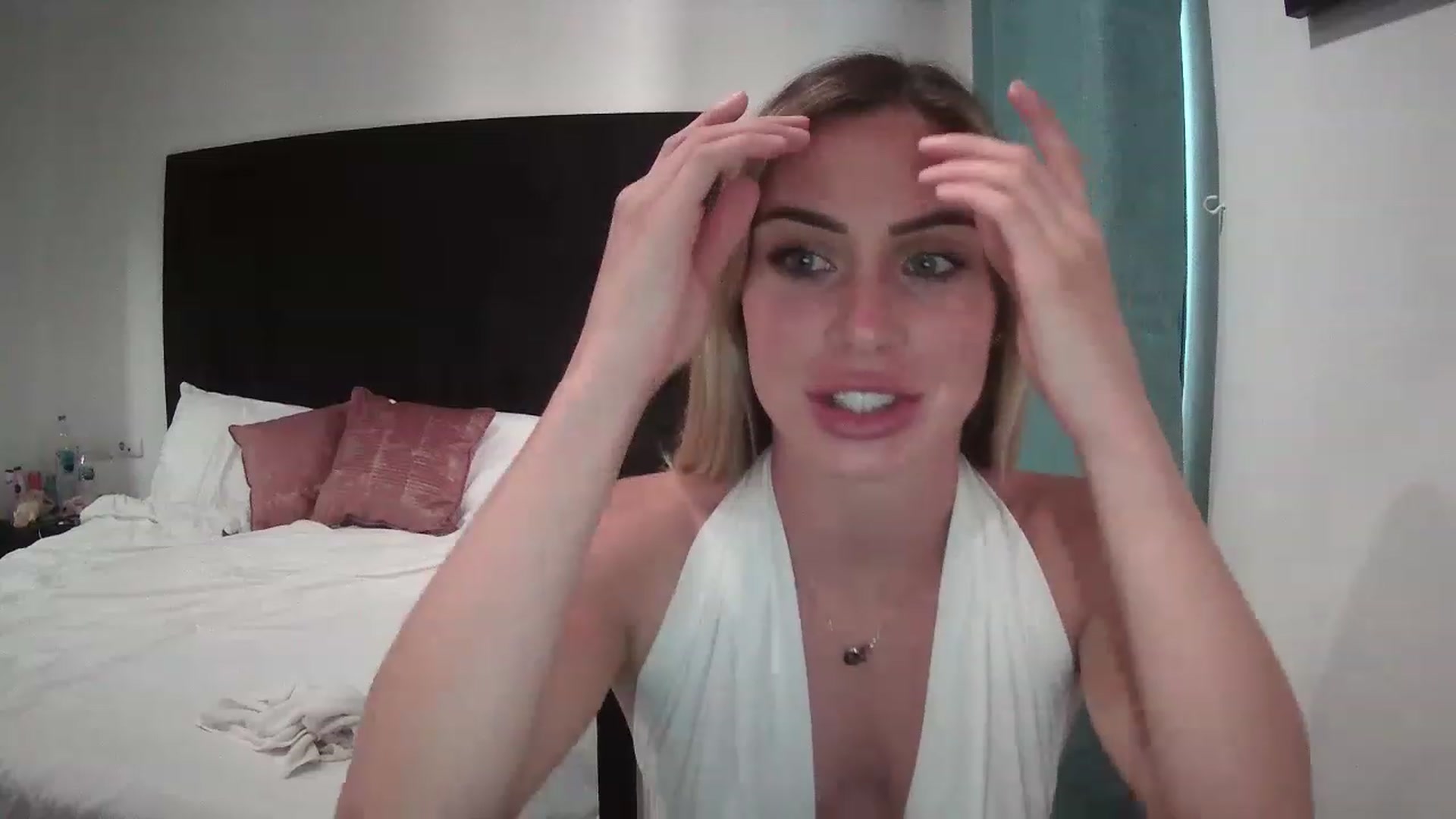 Gallery image thumbnail from Abella_'s myfreecams stream on, 12/21/2022, 09:41 image 14 of 20