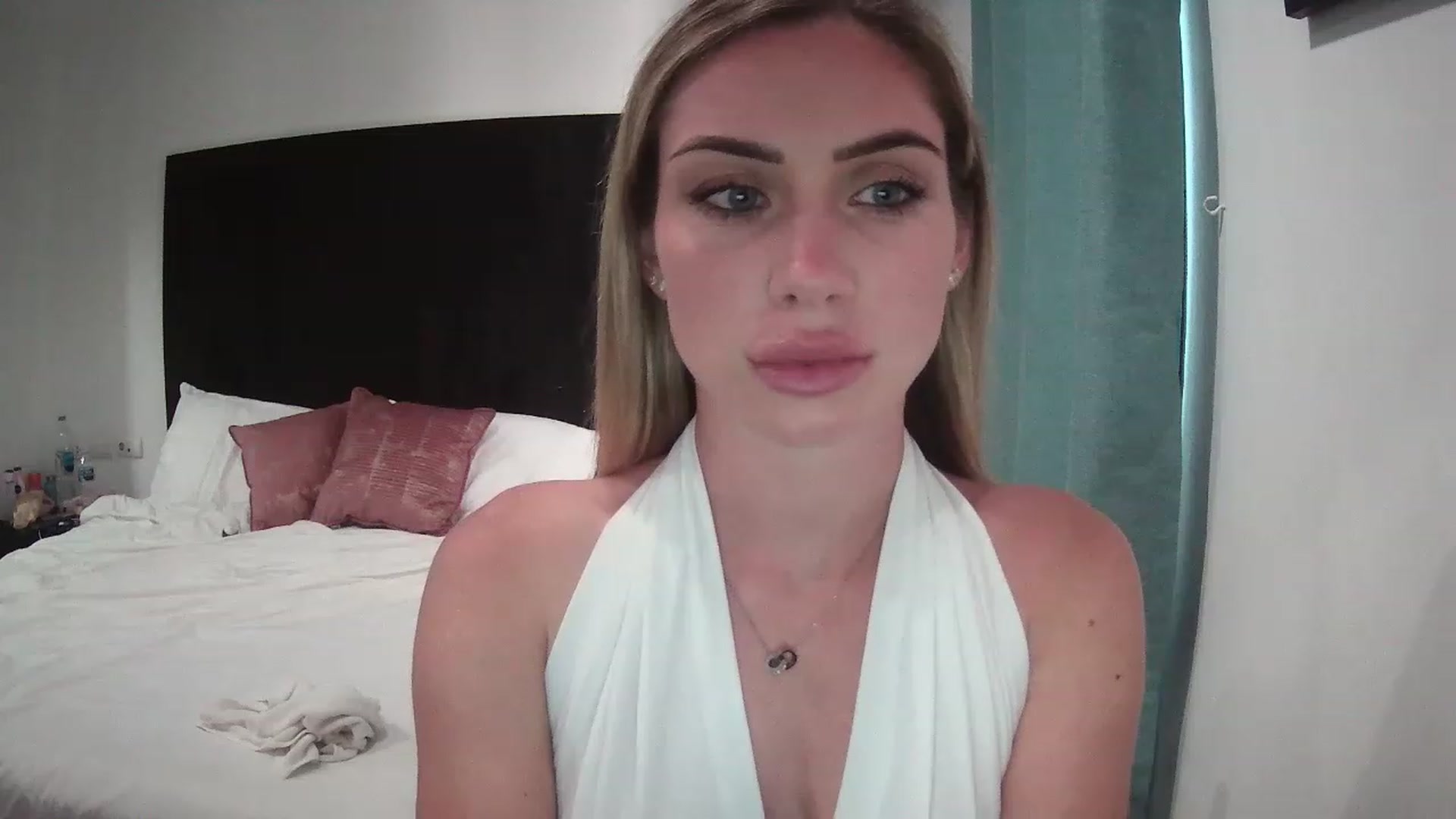 Gallery image thumbnail from Abella_'s myfreecams stream on, 12/21/2022, 09:41 image 12 of 20