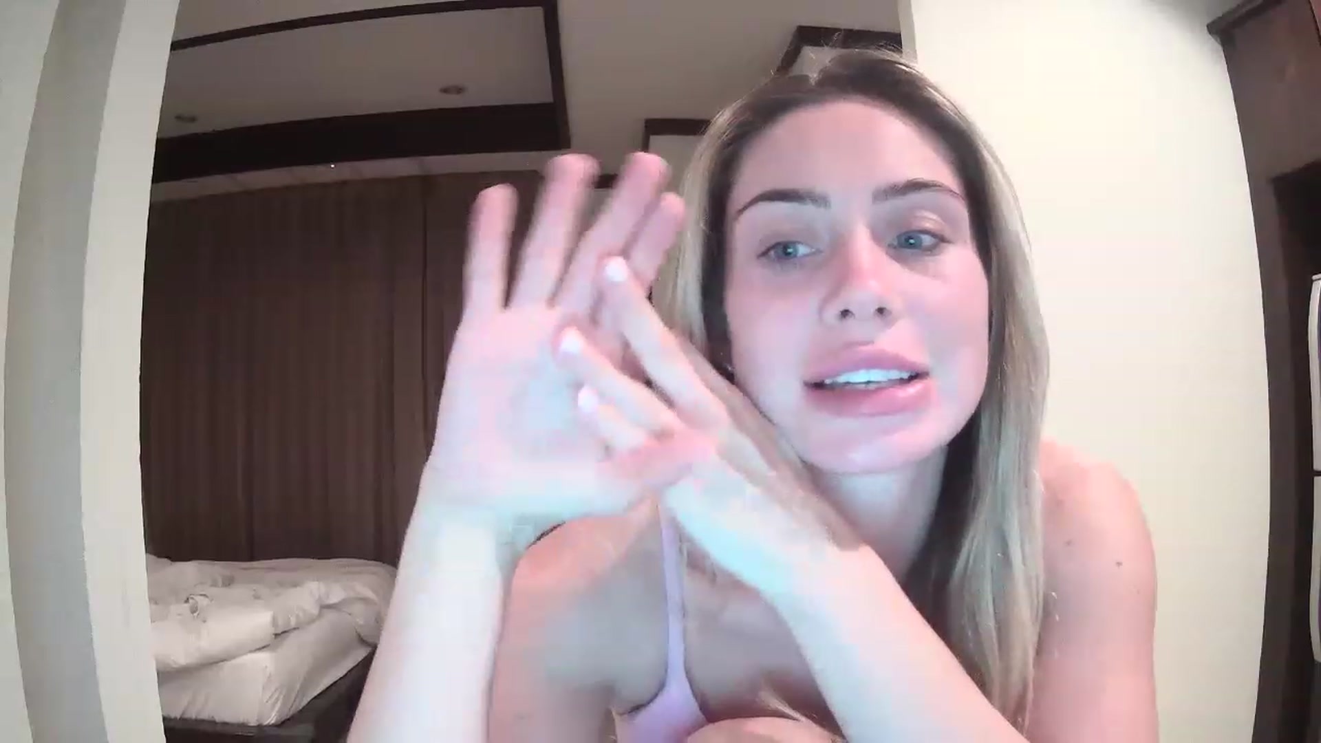 Gallery image thumbnail from Abella_'s myfreecams stream on, 12/28/2022, 14:37 image 3 of 20