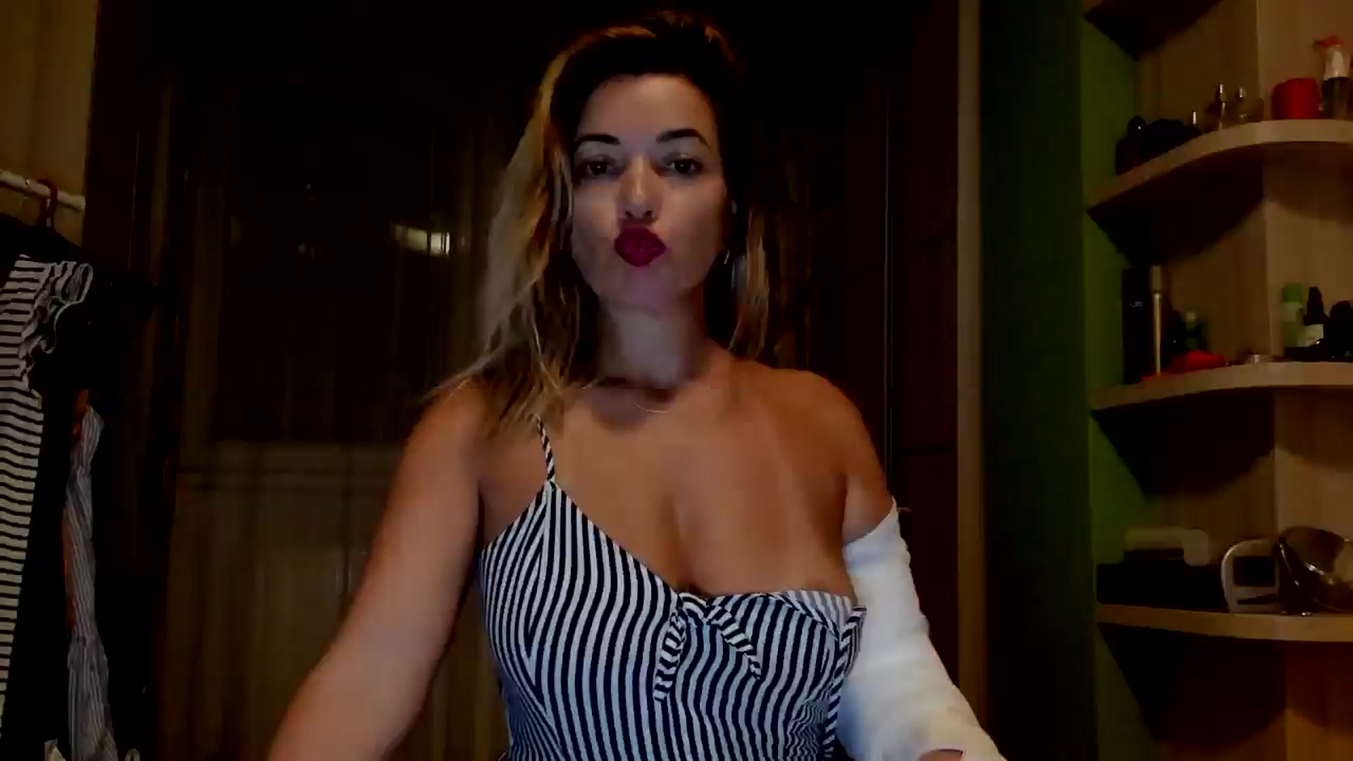 Gallery image thumbnail from Abelly_Advc2's myfreecams stream on, 08/31/2025, 20:07 image 4 of 20