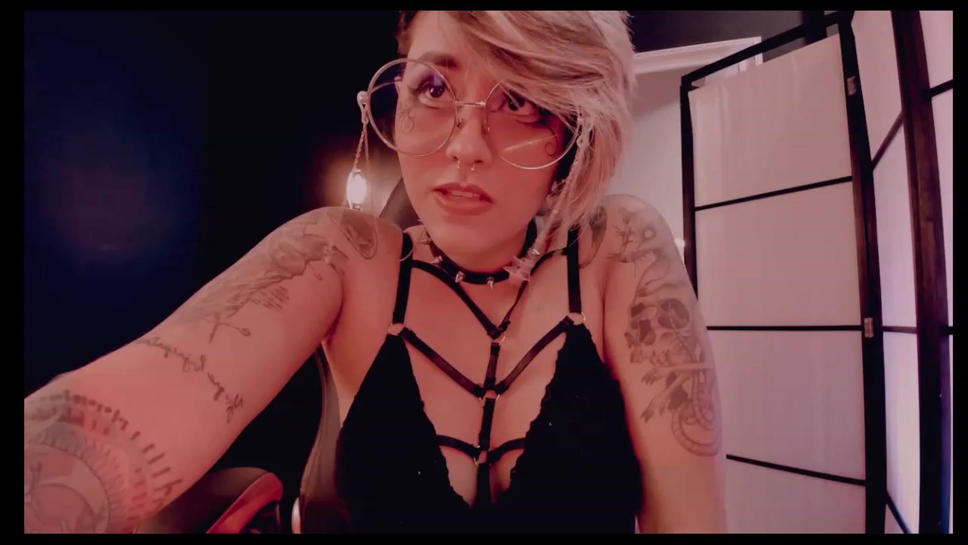 Gallery image thumbnail from AbraxxysRadio's myfreecams stream on, 12/16/2022, 23:41 image 9 of 20