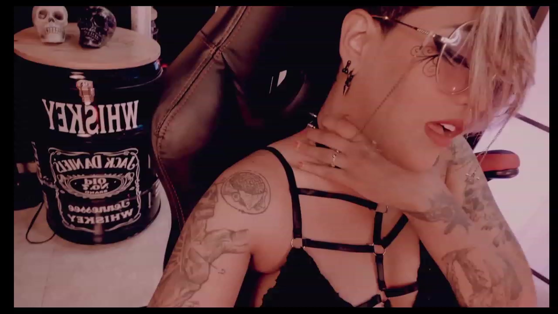 Gallery image thumbnail from AbraxxysRadio's myfreecams stream on, 12/16/2022, 23:41 image 3 of 20