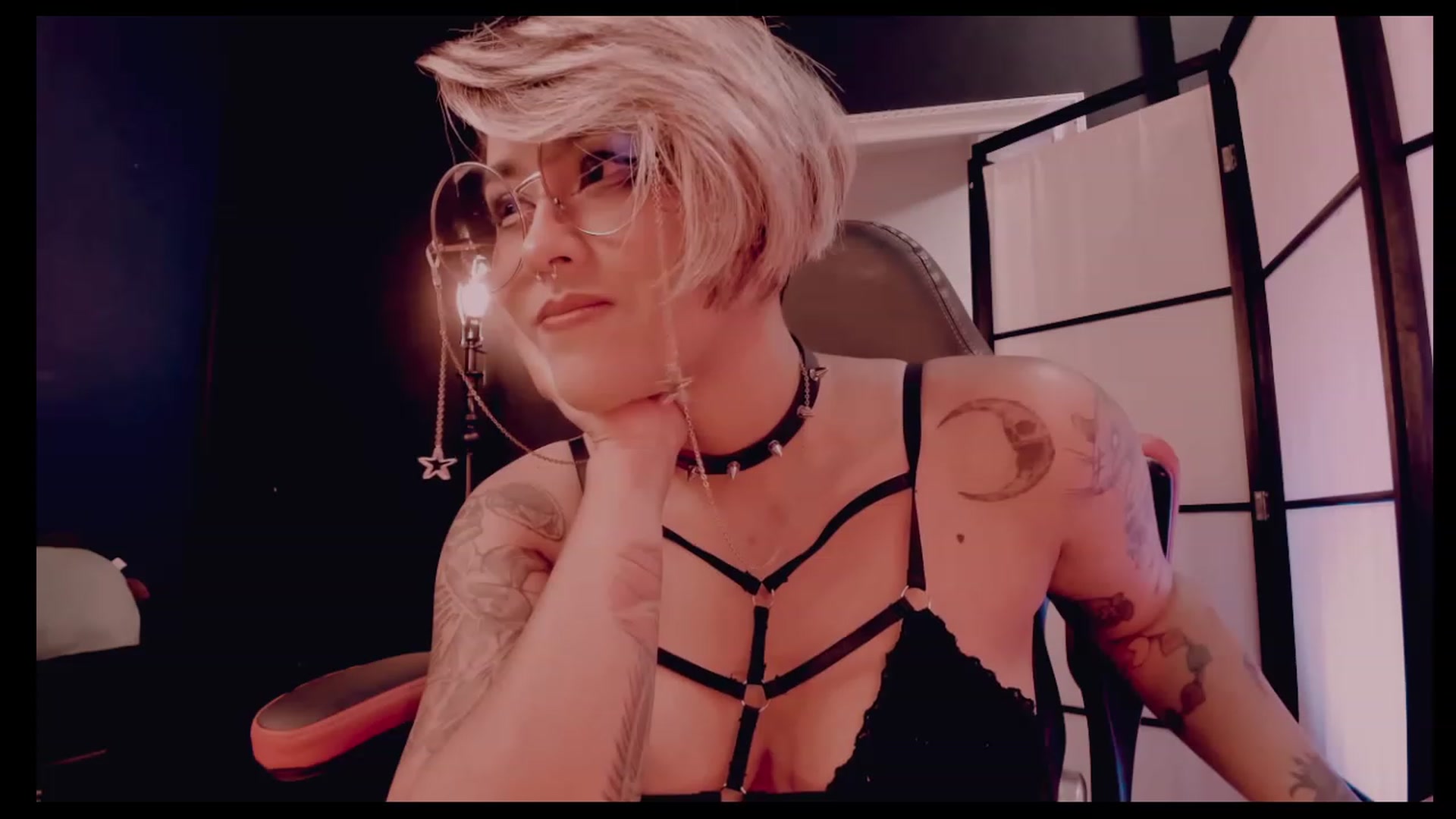 Gallery image thumbnail from AbraxxysRadio's myfreecams stream on, 12/17/2022, 01:47 image 10 of 20