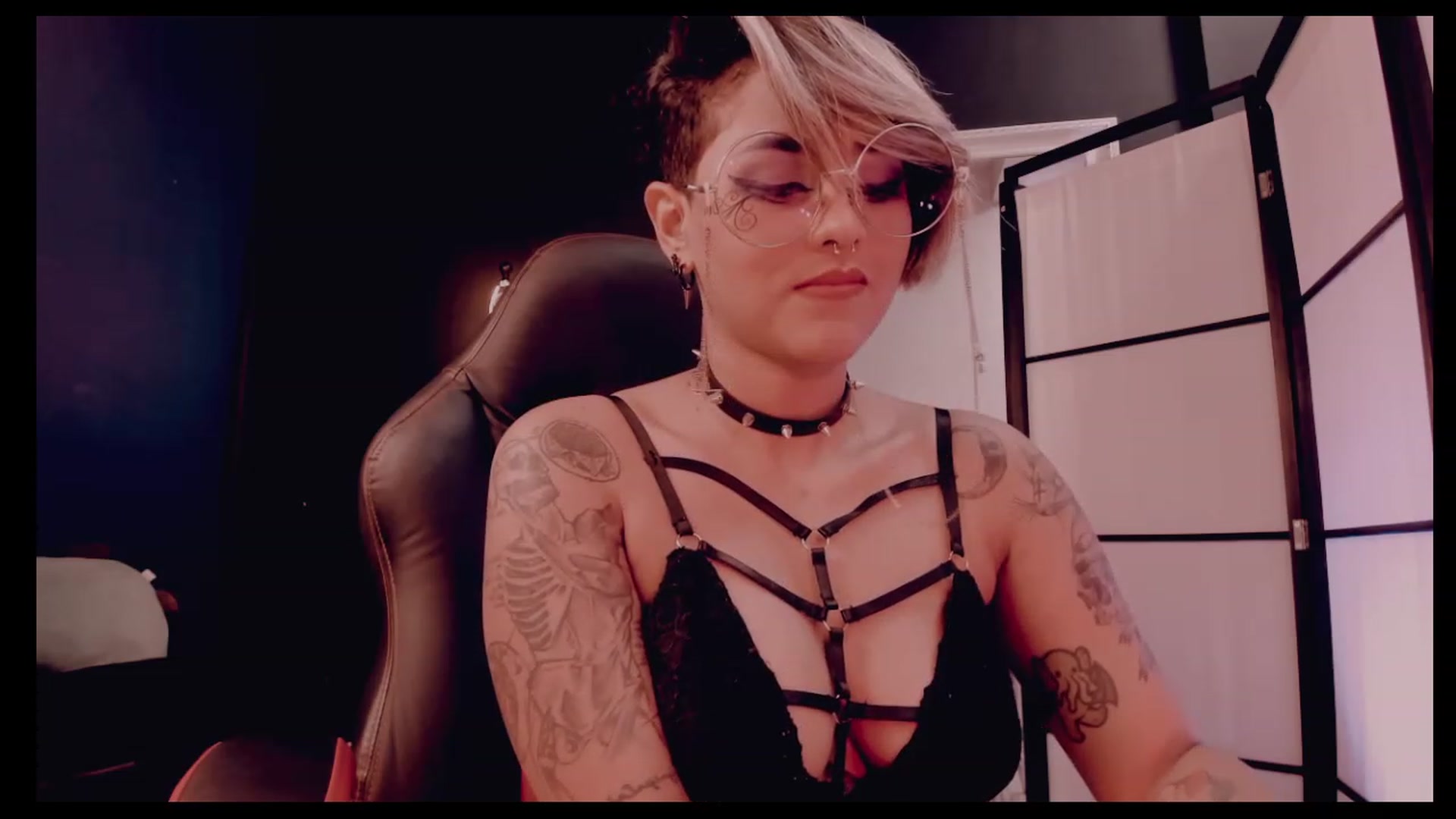 Gallery image thumbnail from AbraxxysRadio's myfreecams stream on, 12/17/2022, 01:47 image 20 of 20