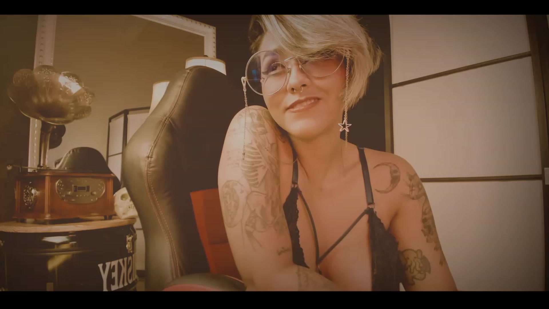 Gallery image thumbnail from AbraxxysRadio's myfreecams stream on, 12/20/2022, 03:05 image 18 of 20