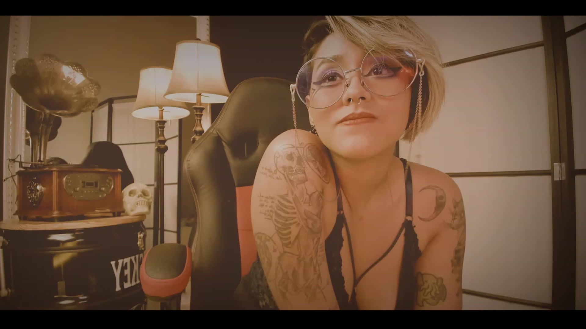Gallery image thumbnail from AbraxxysRadio's myfreecams stream on, 12/20/2022, 03:05 image 2 of 20