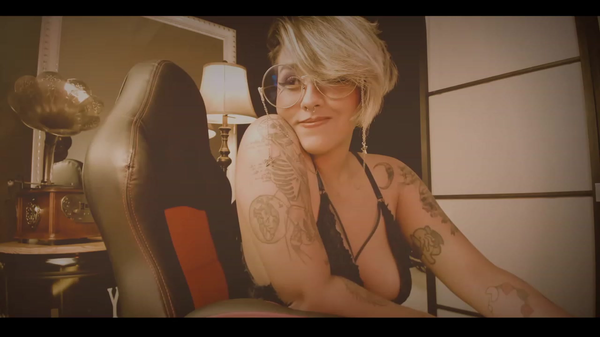 Gallery image thumbnail from AbraxxysRadio's myfreecams stream on, 12/20/2022, 03:05 image 17 of 20
