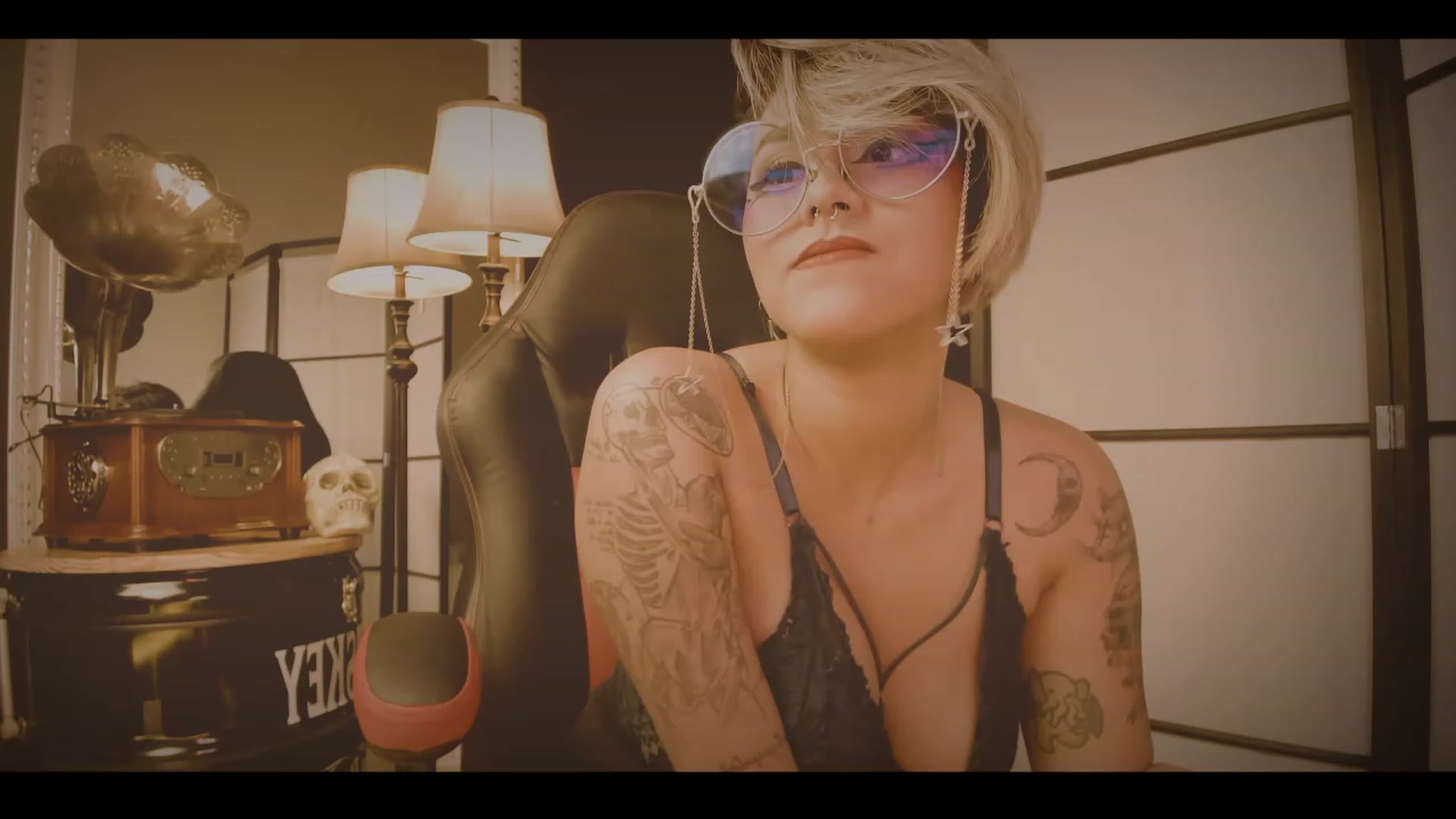 Gallery image thumbnail from AbraxxysRadio's myfreecams stream on, 12/20/2022, 03:05 image 1 of 20