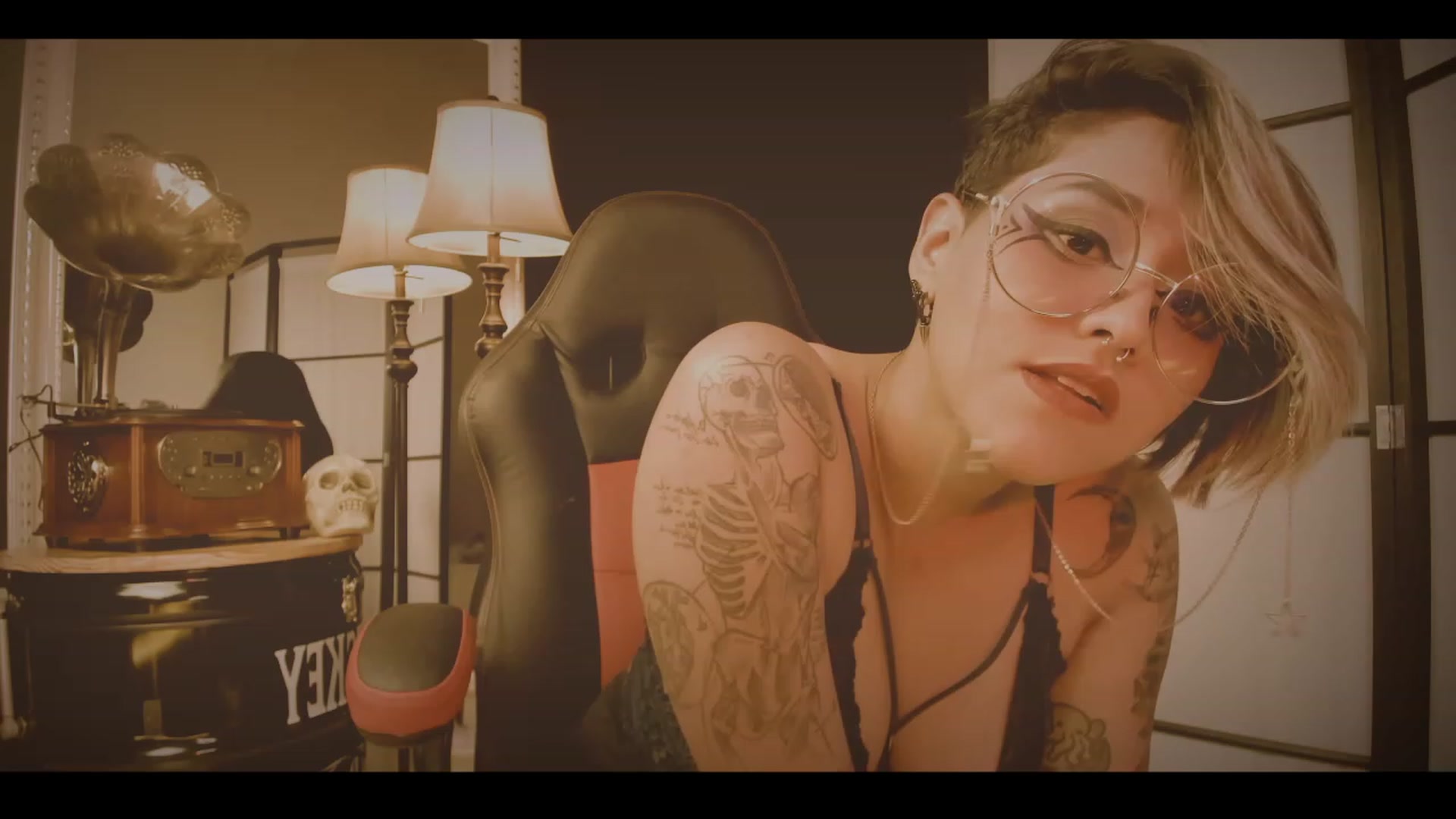 Gallery image thumbnail from AbraxxysRadio's myfreecams stream on, 12/20/2022, 03:05 image 4 of 20