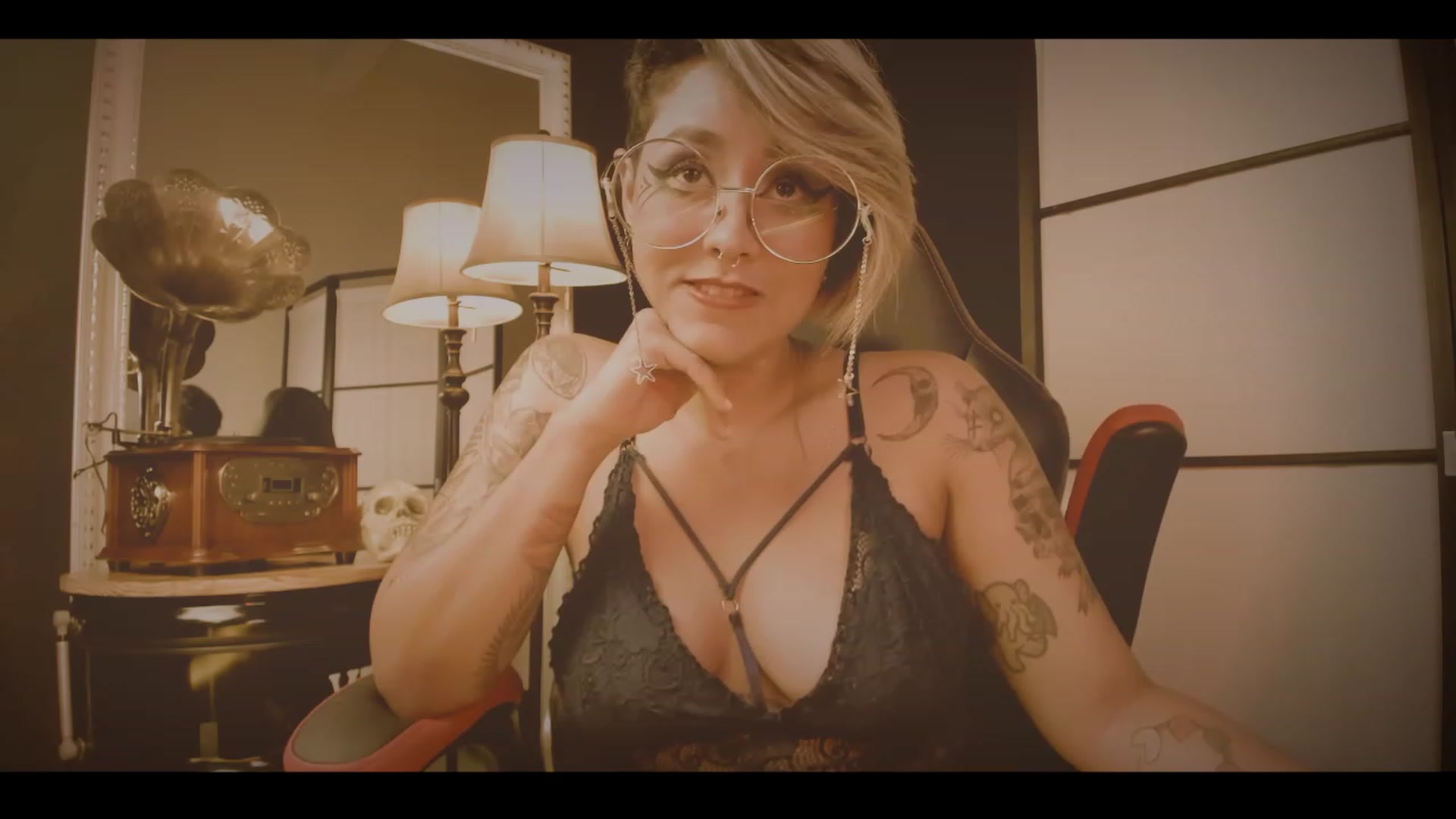 Gallery image thumbnail from AbraxxysRadio's myfreecams stream on, 12/20/2022, 03:05 image 9 of 20