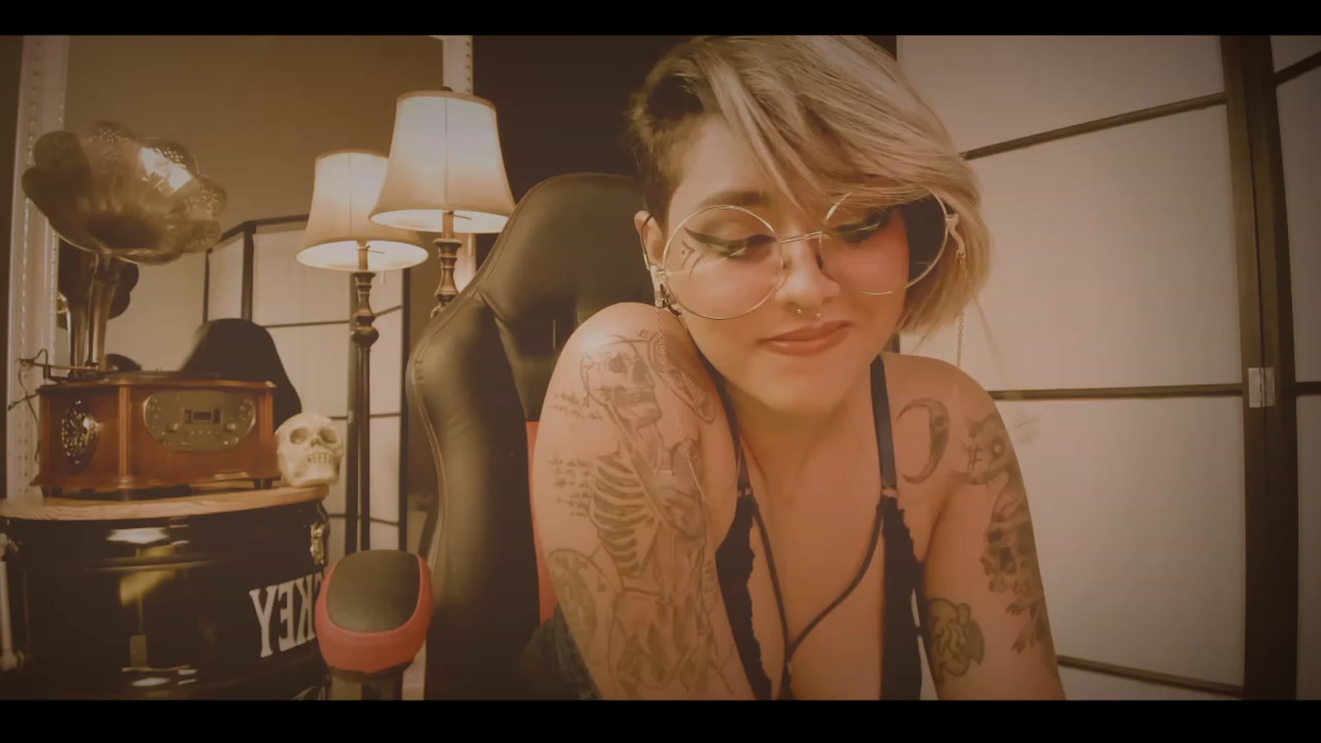 Gallery image thumbnail from AbraxxysRadio's myfreecams stream on, 12/20/2022, 03:05 image 3 of 20