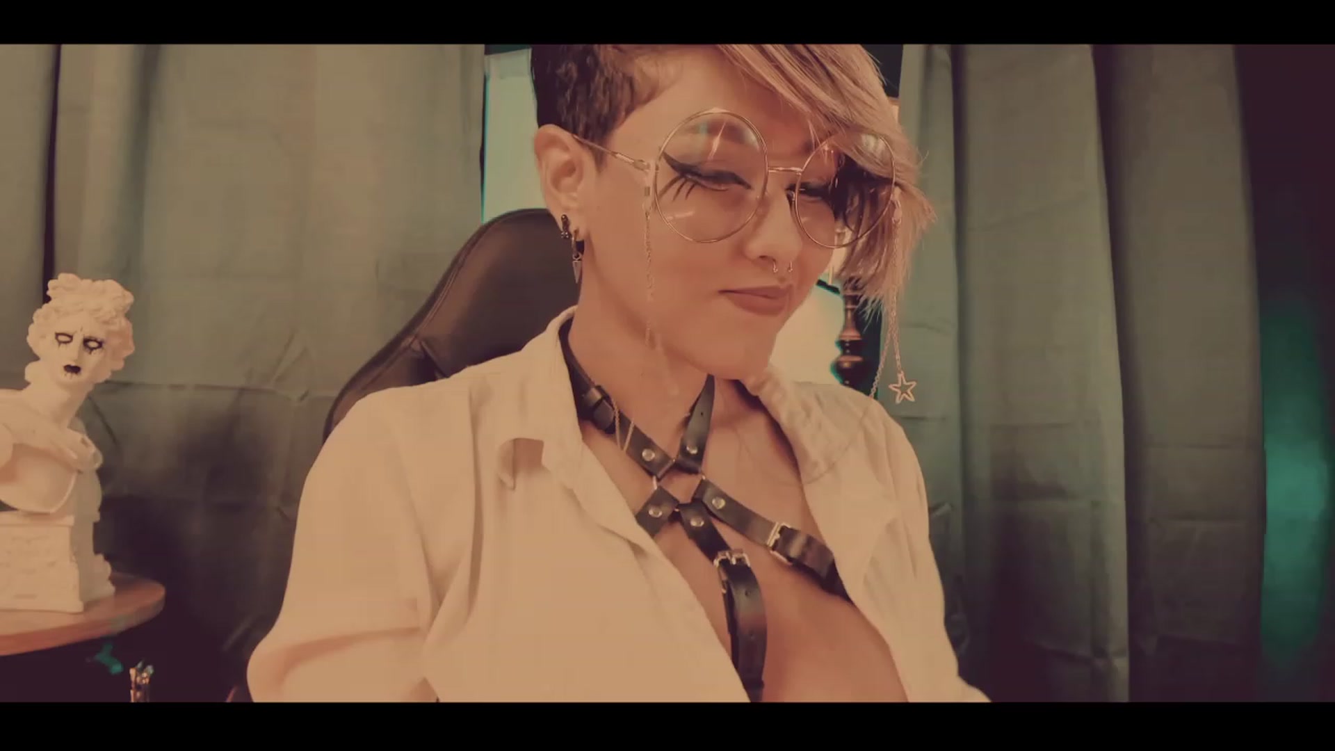 Gallery image thumbnail from AbraxxysRadio's myfreecams stream on, 12/22/2022, 21:18 image 12 of 20