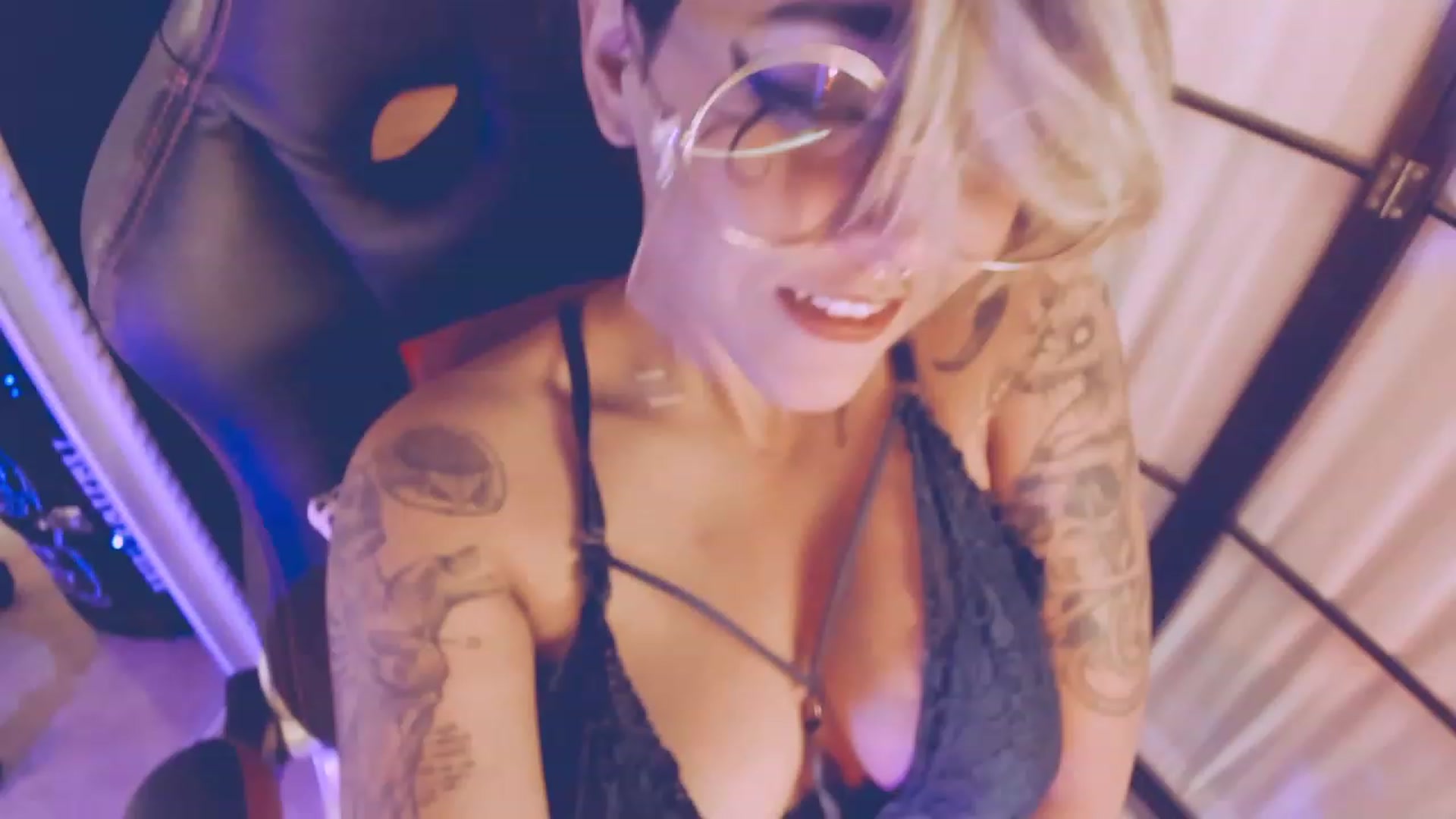 Gallery image thumbnail from AbraxxysRadio's myfreecams stream on, 12/26/2022, 23:25 image 6 of 20