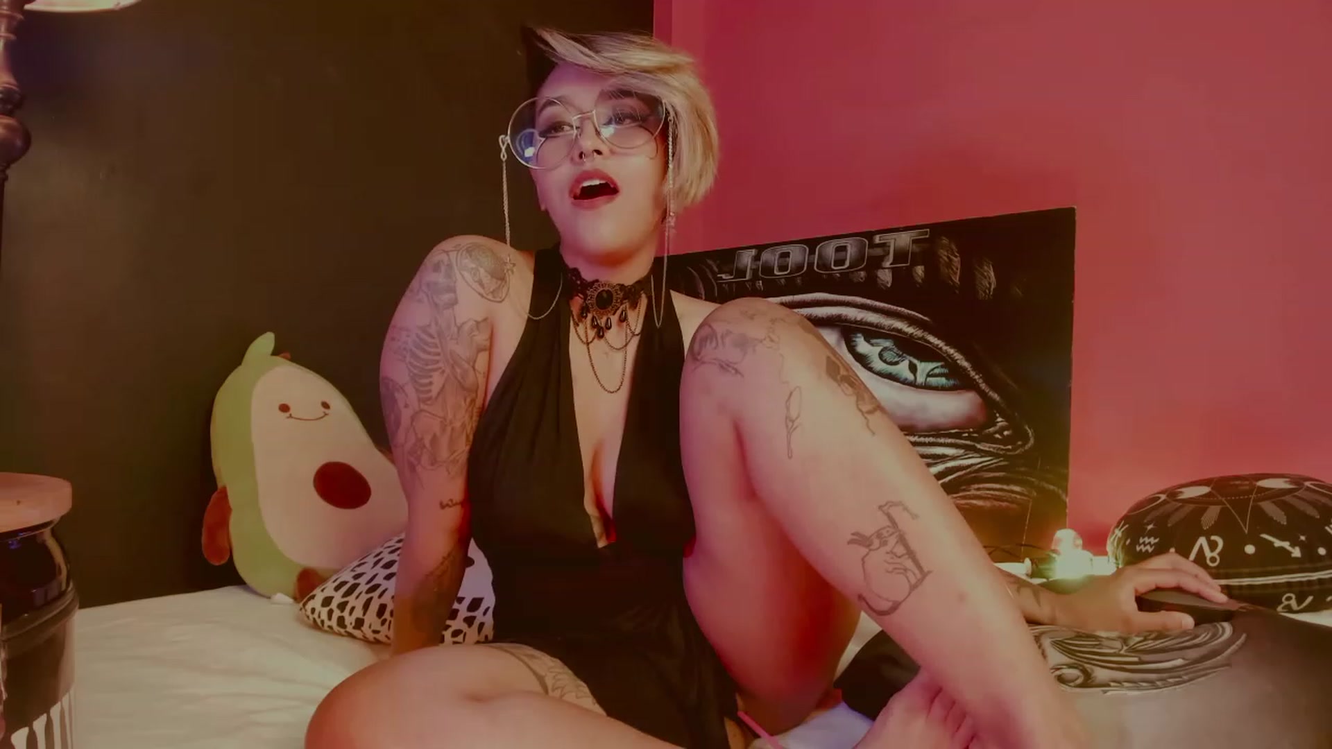 Gallery image thumbnail from AbraxxysRadio's myfreecams stream on, 12/27/2022, 23:49 image 16 of 20