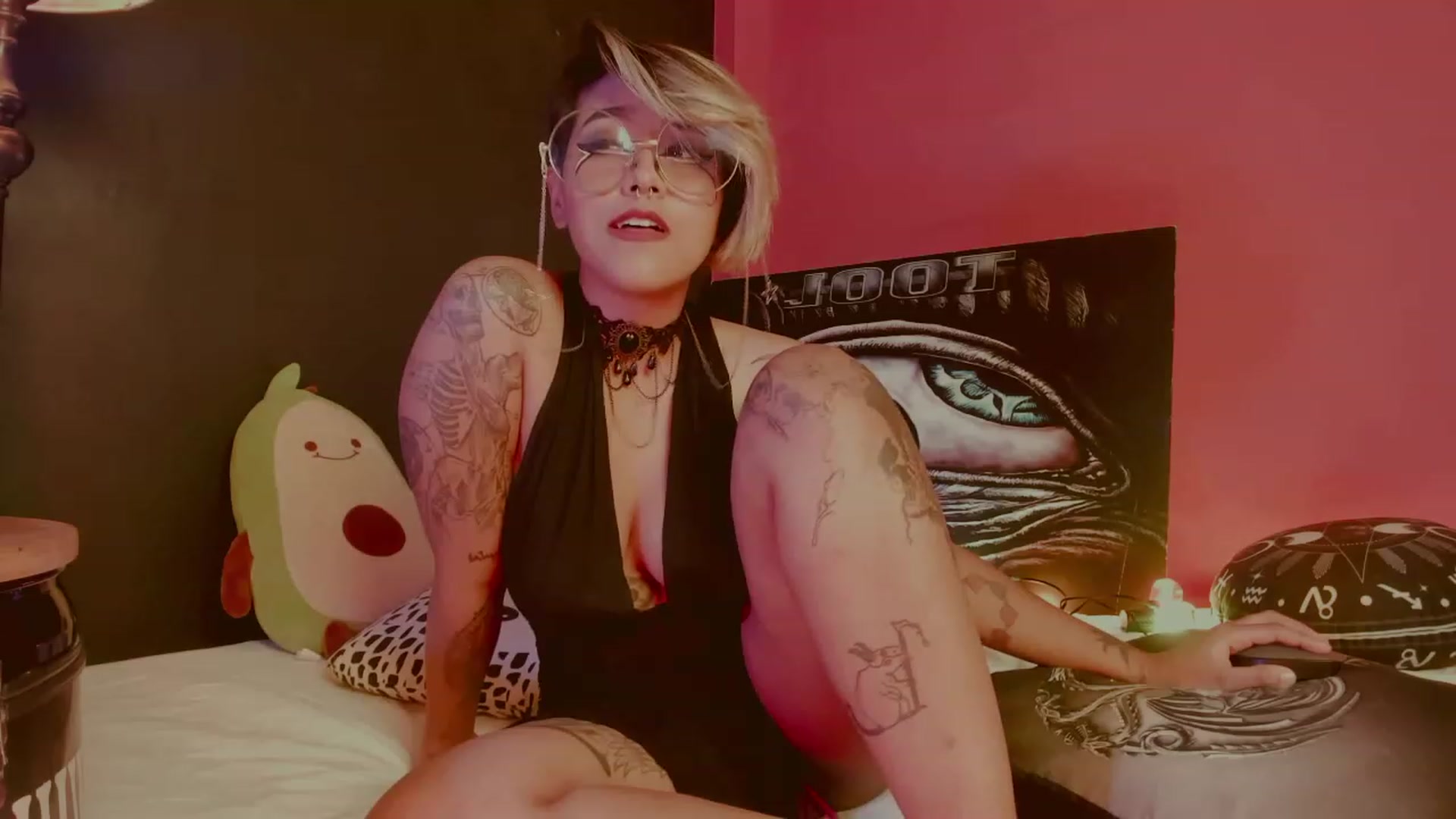 Gallery image thumbnail from AbraxxysRadio's myfreecams stream on, 12/27/2022, 23:49 image 17 of 20
