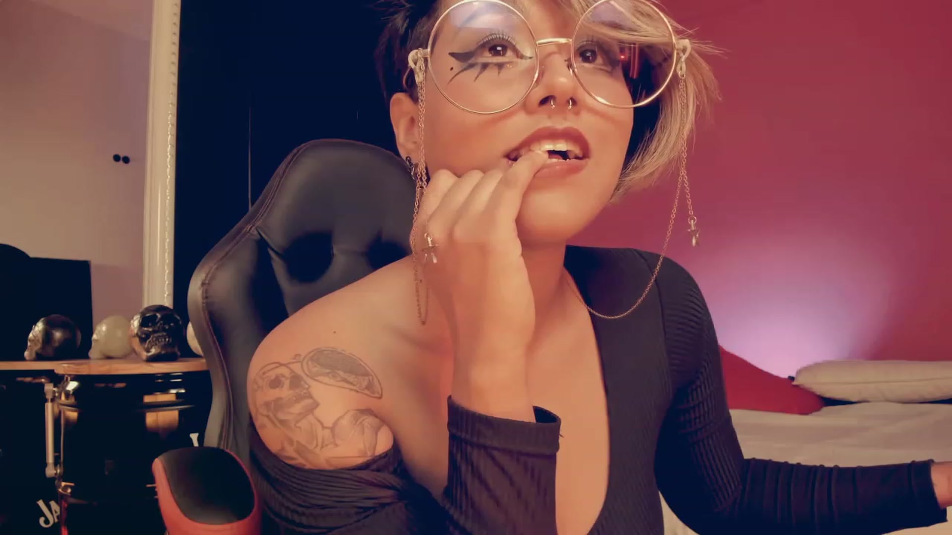 Gallery image thumbnail from AbraxxysRadio's myfreecams stream on, 01/10/2023, 01:03 image 5 of 20