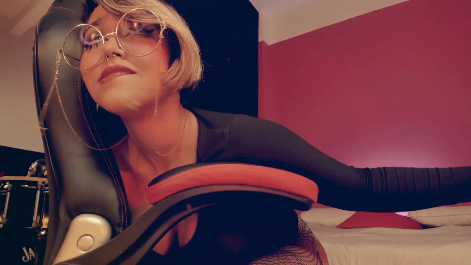 Gallery image thumbnail from AbraxxysRadio's myfreecams stream on, 01/10/2023, 01:03 image 11 of 20