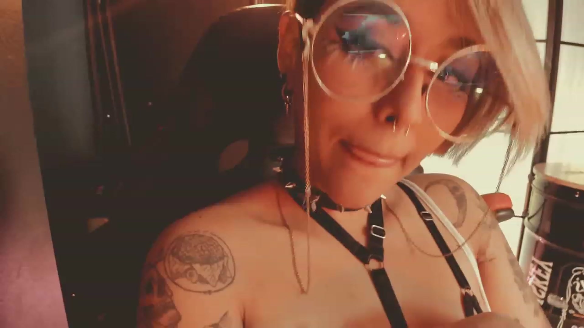 Gallery image thumbnail from AbraxxysRadio's myfreecams stream on, 02/17/2023, 01:53 image 17 of 20