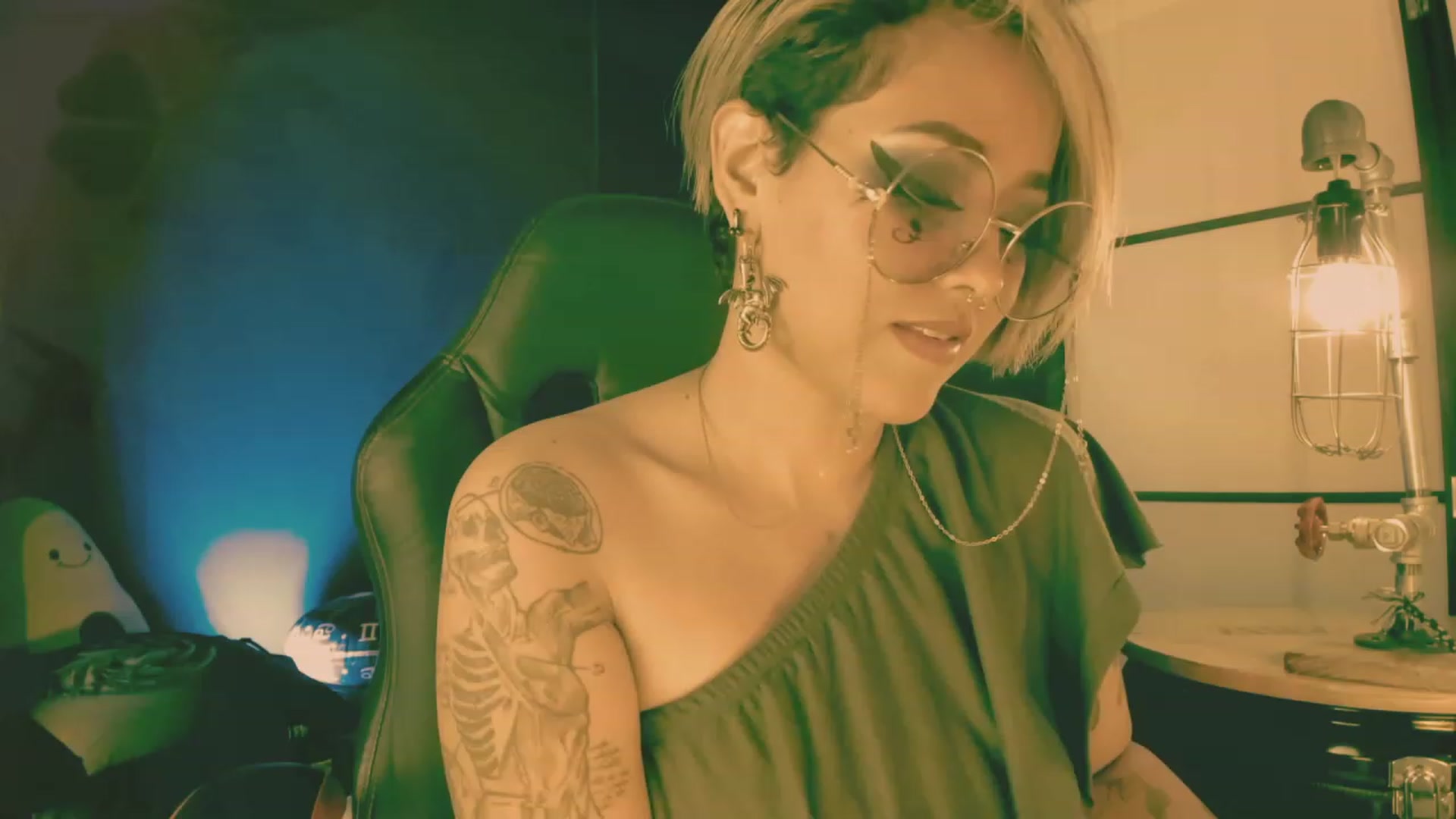 Gallery image thumbnail from AbraxxysRadio's myfreecams stream on, 03/18/2023, 24:19 image 6 of 20