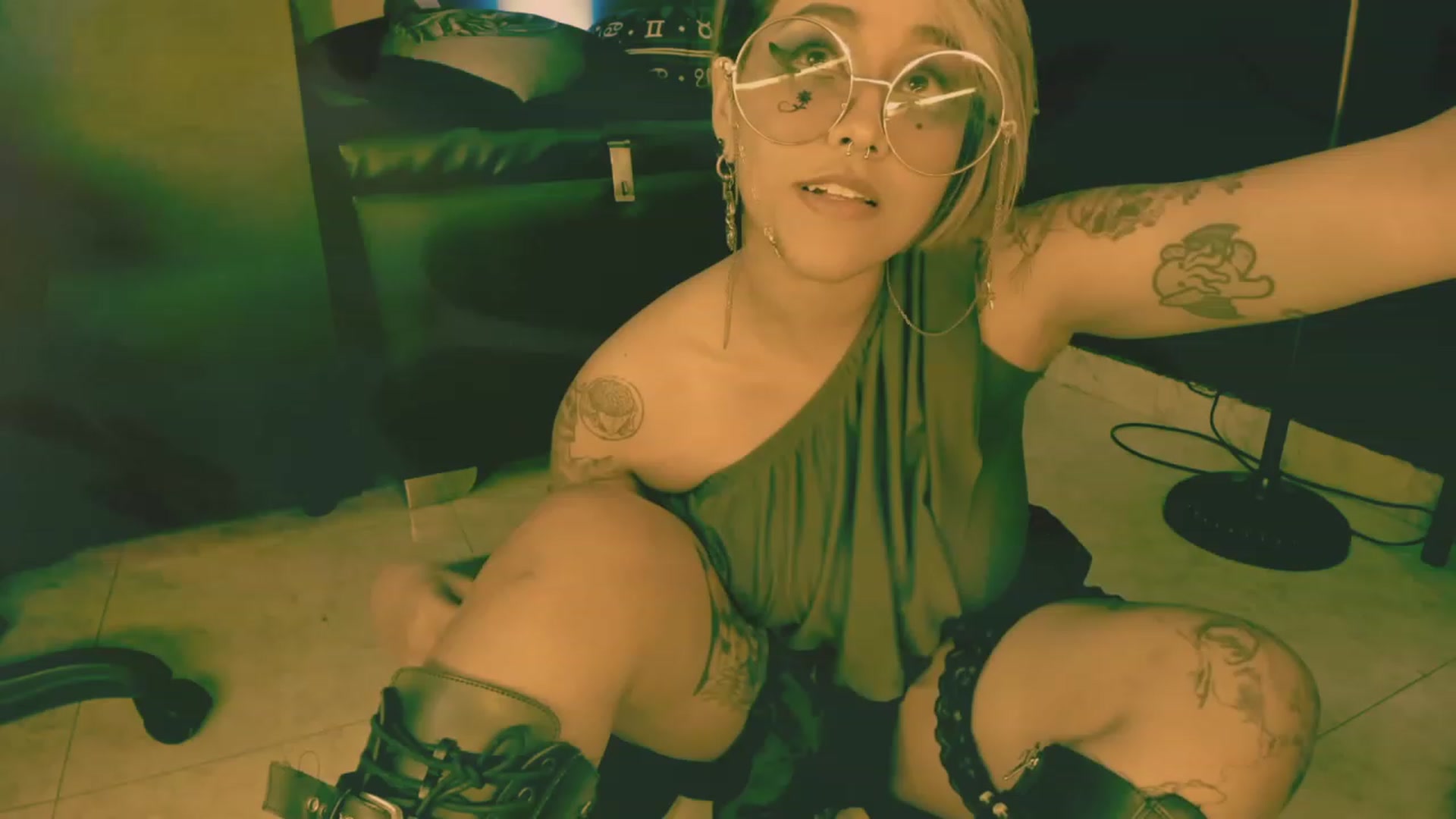 Gallery image thumbnail from AbraxxysRadio's myfreecams stream on, 03/18/2023, 24:19 image 17 of 20