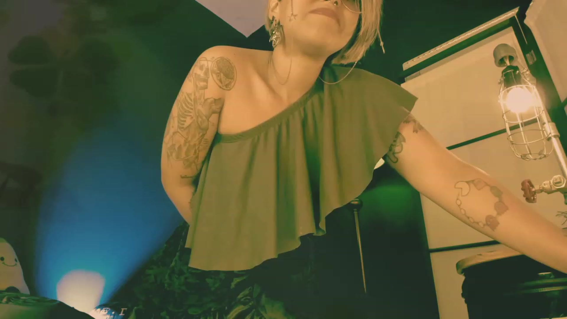 Gallery image thumbnail from AbraxxysRadio's myfreecams stream on, 03/18/2023, 24:19 image 3 of 20