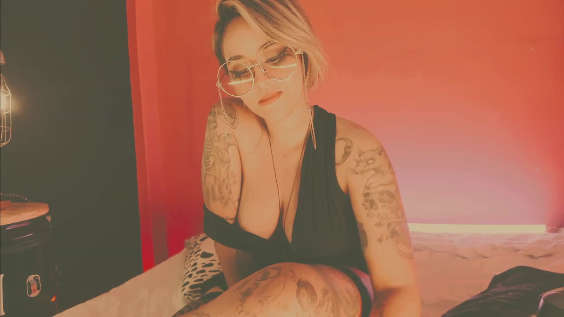 Gallery image thumbnail from AbraxxysRadio's myfreecams stream on, 03/29/2023, 24:14 image 12 of 20