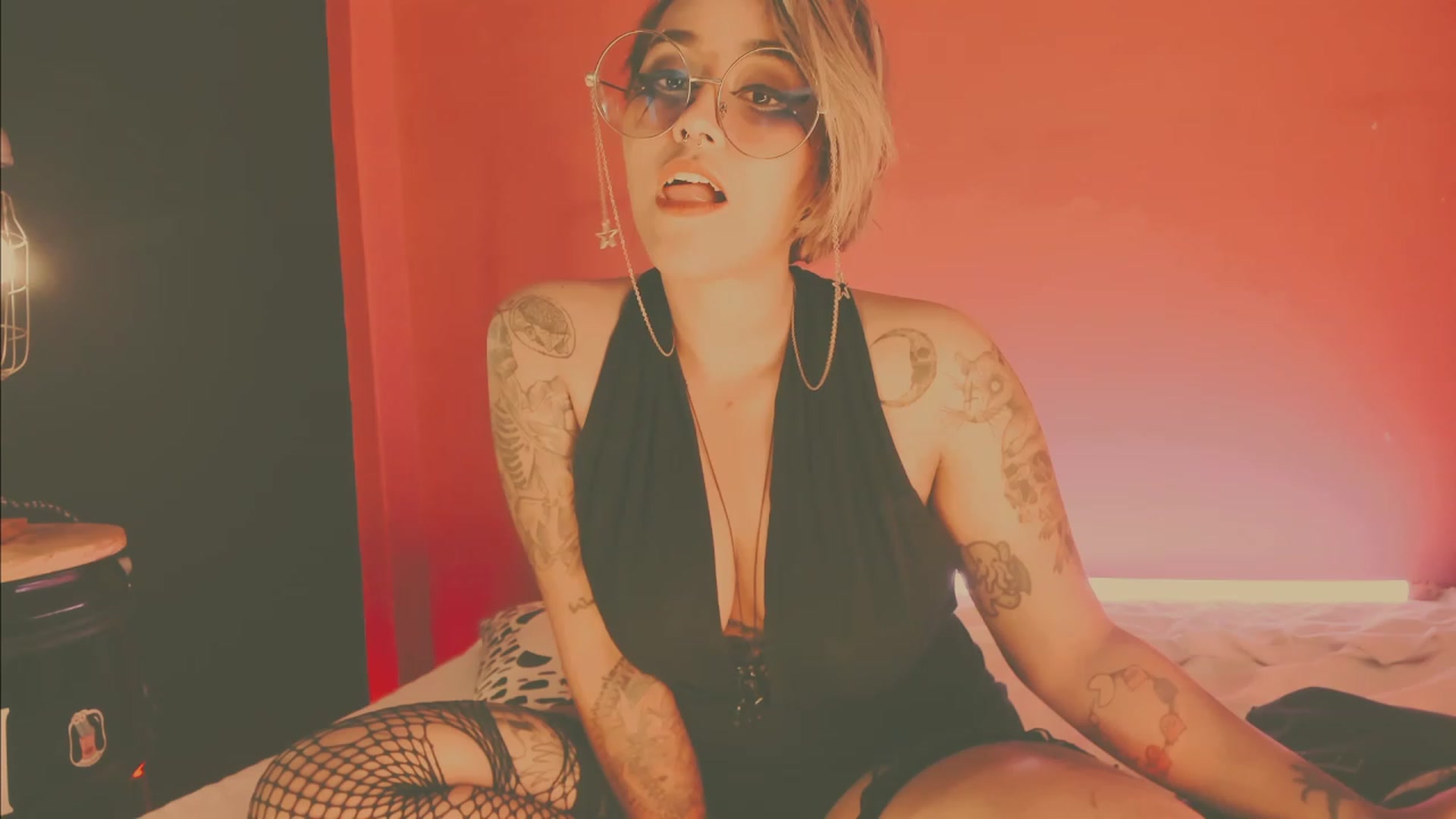 Gallery image thumbnail from AbraxxysRadio's myfreecams stream on, 03/29/2023, 24:14 image 17 of 20