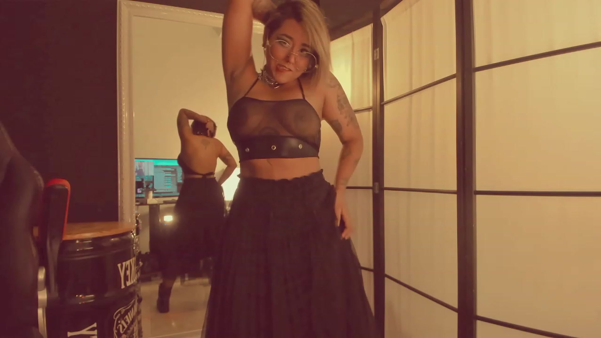 Gallery image thumbnail from AbraxxysRadio's myfreecams stream on, 04/13/2023, 24:25 image 12 of 20