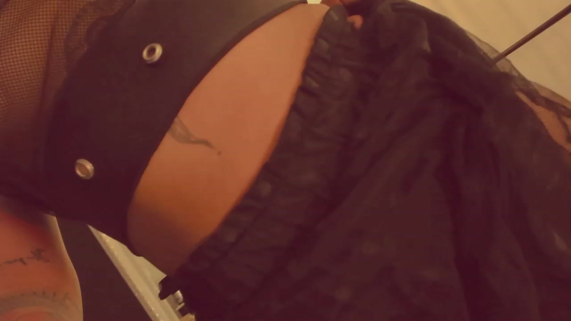 Gallery image thumbnail from AbraxxysRadio's myfreecams stream on, 04/13/2023, 24:25 image 18 of 20