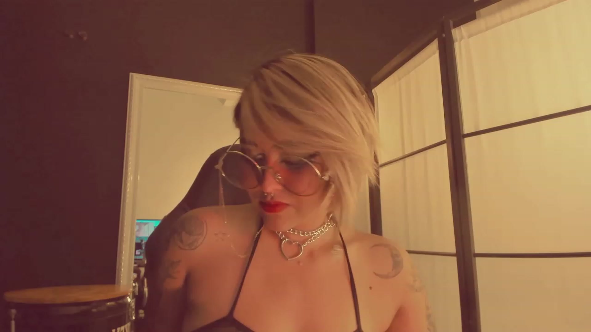 Gallery image thumbnail from AbraxxysRadio's myfreecams stream on, 04/13/2023, 24:25 image 8 of 20