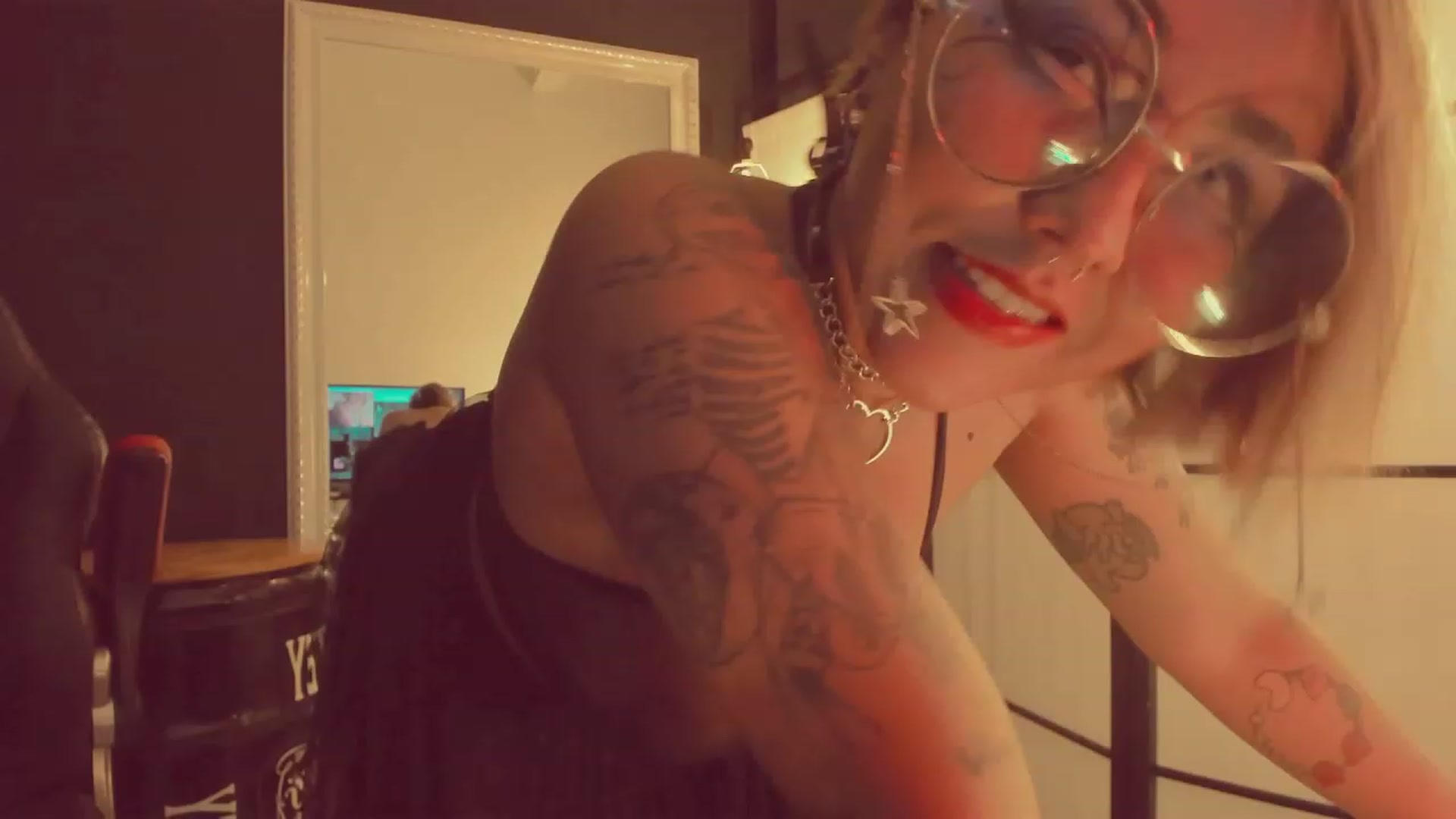 Gallery image thumbnail from AbraxxysRadio's myfreecams stream on, 04/13/2023, 24:25 image 13 of 20