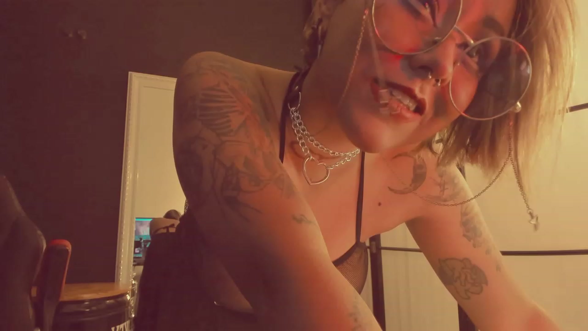 Gallery image thumbnail from AbraxxysRadio's myfreecams stream on, 04/13/2023, 24:25 image 10 of 20