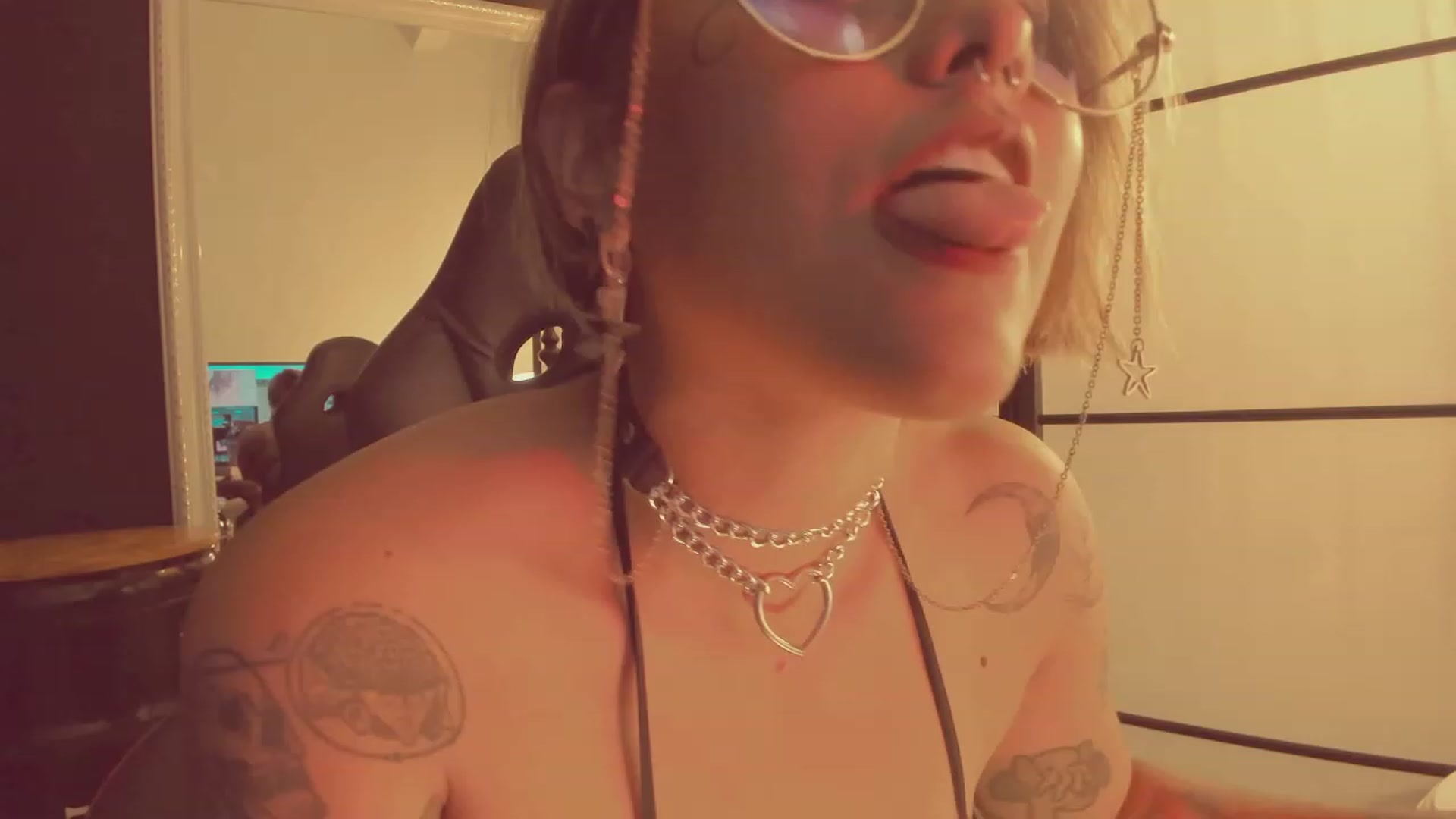 Gallery image thumbnail from AbraxxysRadio's myfreecams stream on, 04/13/2023, 01:13 image 6 of 20