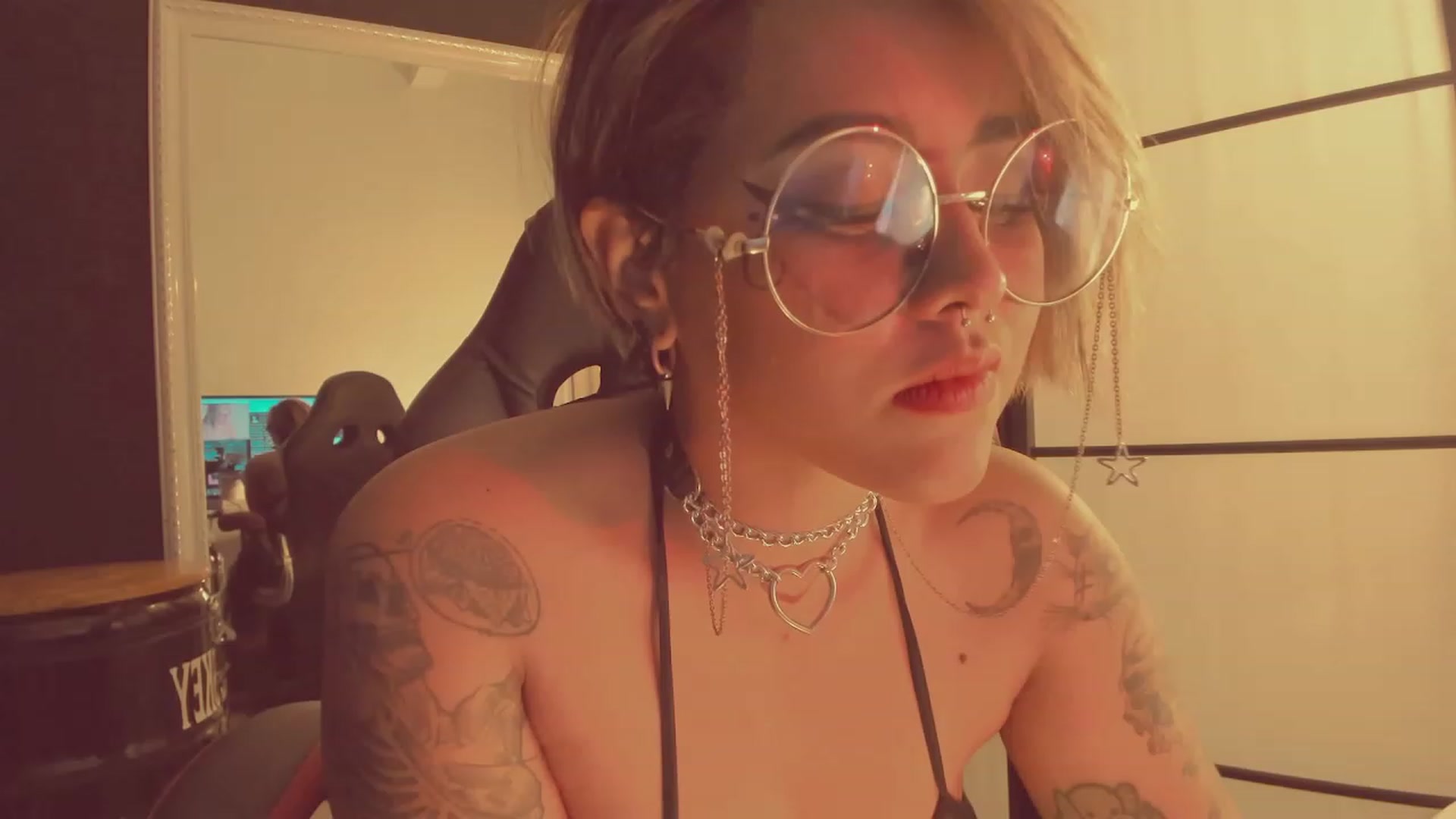 Gallery image thumbnail from AbraxxysRadio's myfreecams stream on, 04/13/2023, 01:13 image 7 of 20