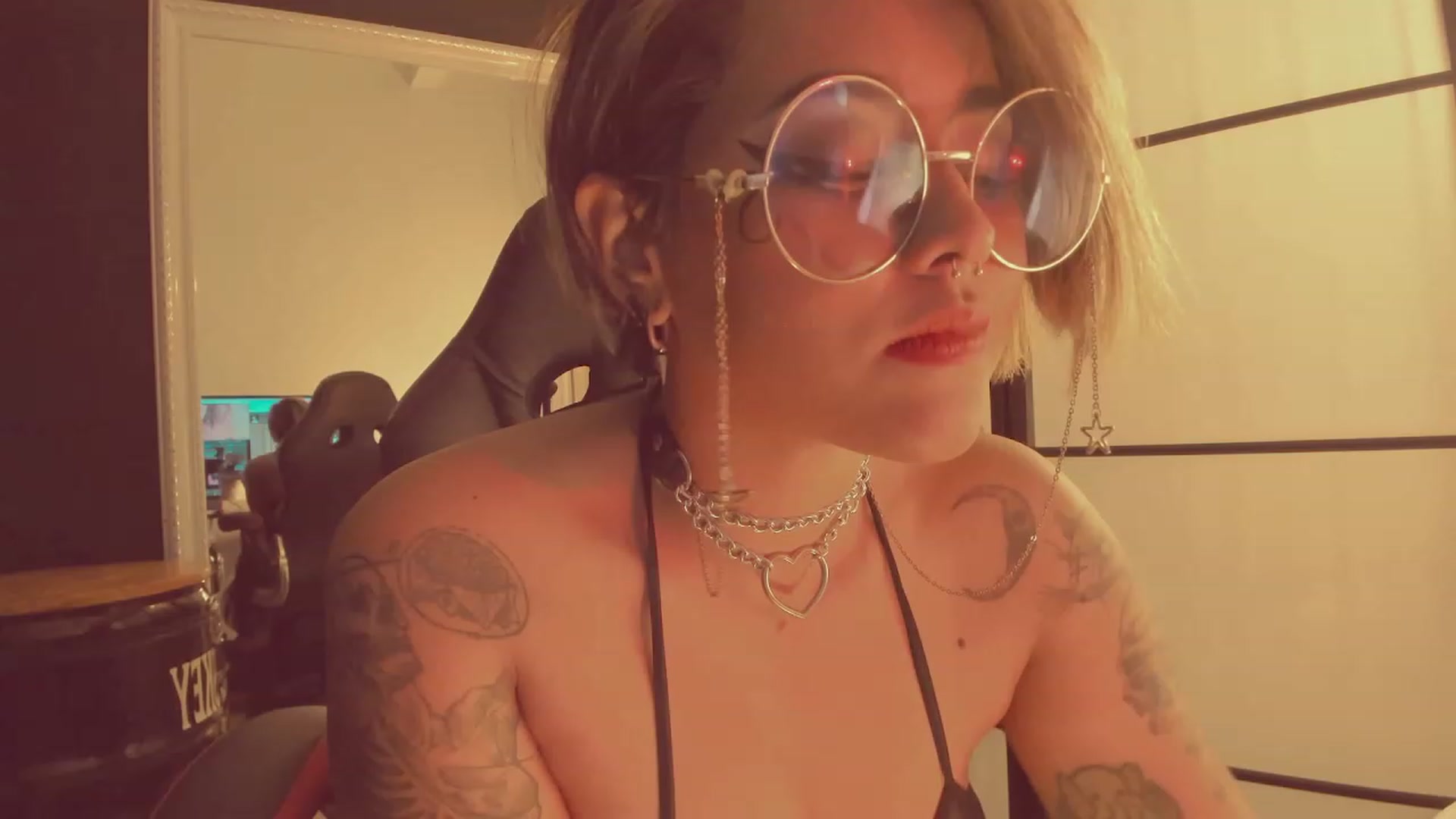 Gallery image thumbnail from AbraxxysRadio's myfreecams stream on, 04/13/2023, 01:13 image 8 of 20