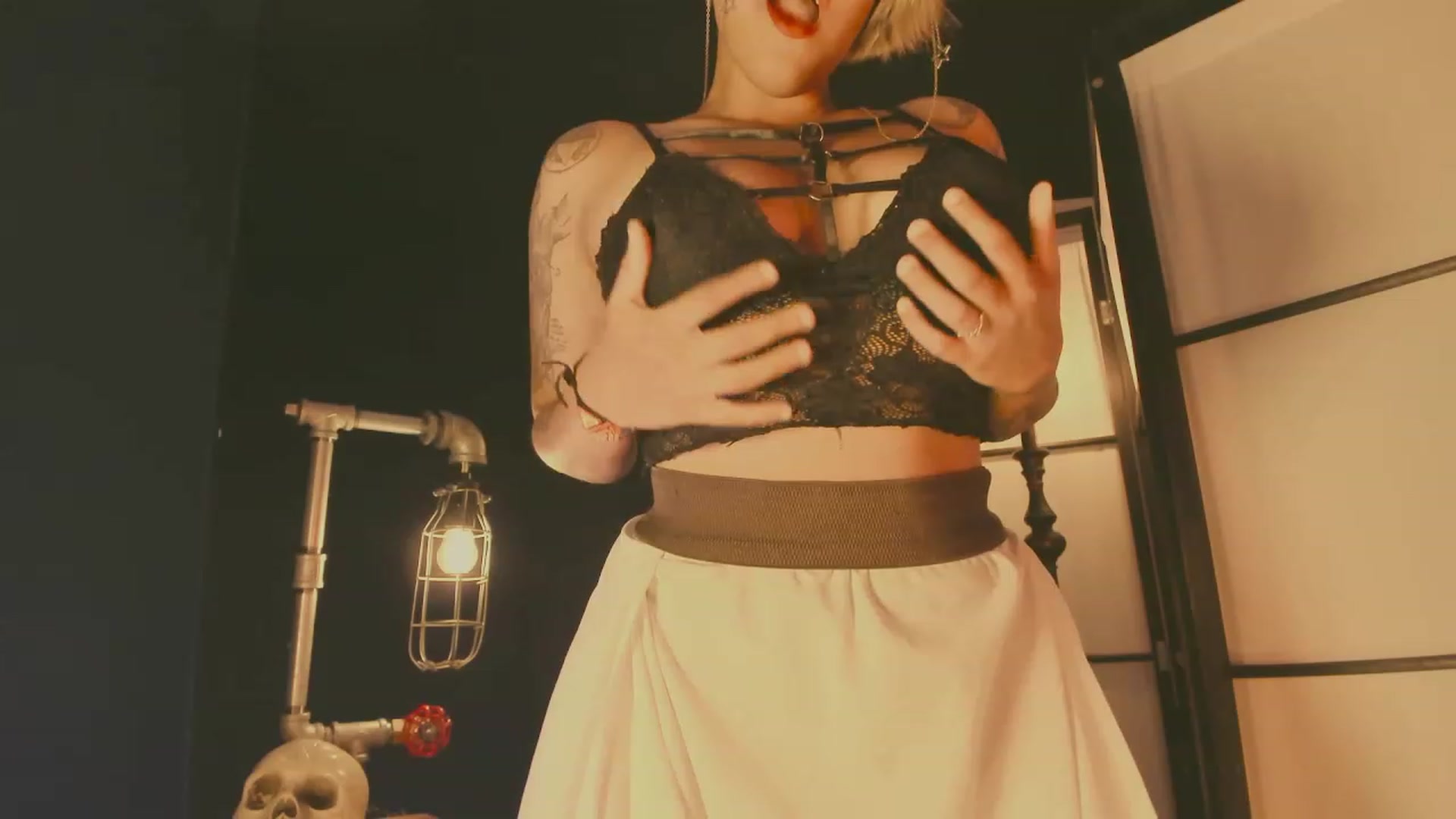 Gallery image thumbnail from AbraxxysRadio's myfreecams stream on, 04/14/2023, 23:35 image 15 of 20