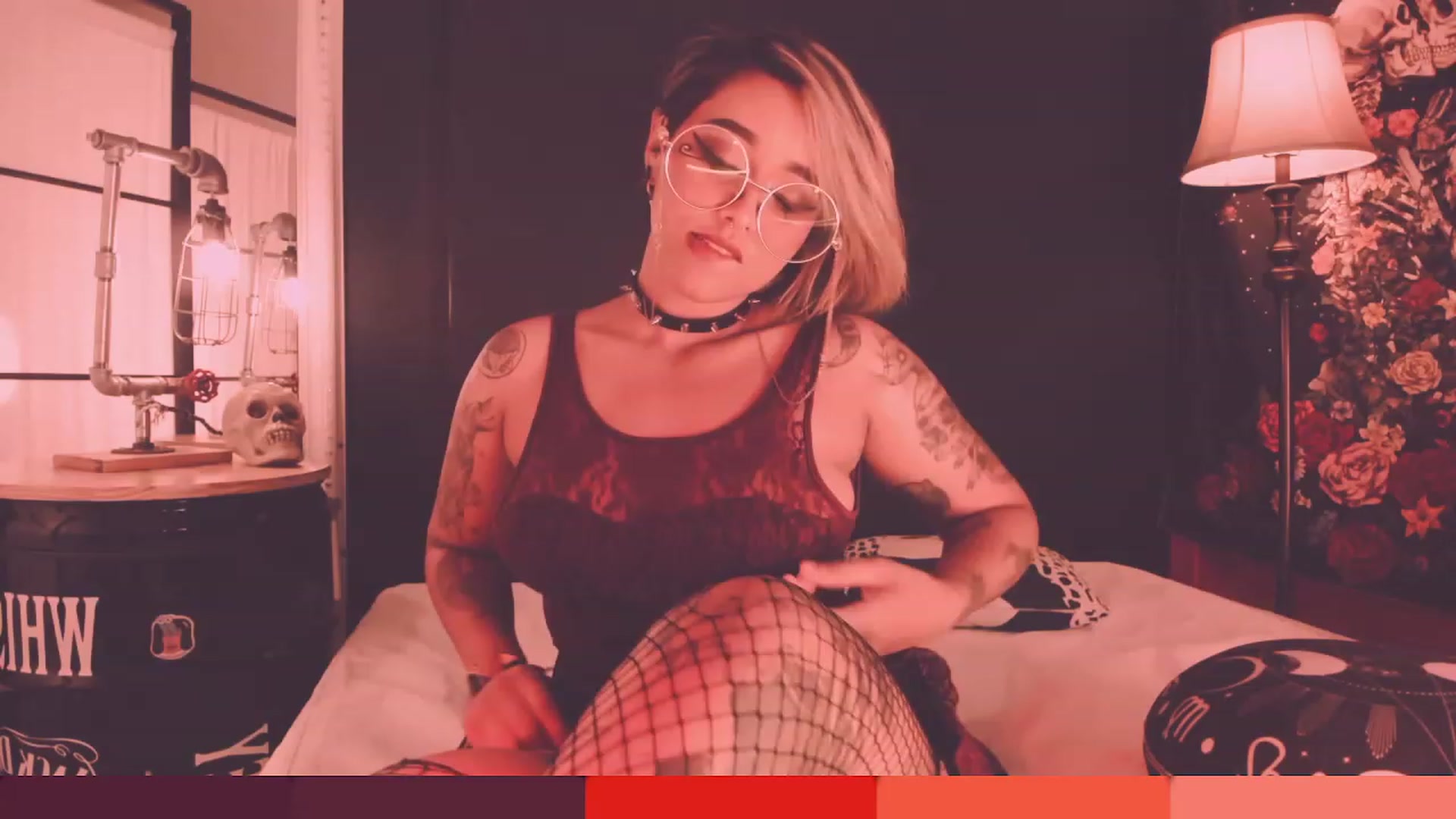 Gallery image thumbnail from AbraxxysRadio's myfreecams stream on, 04/20/2023, 24:20 image 17 of 20