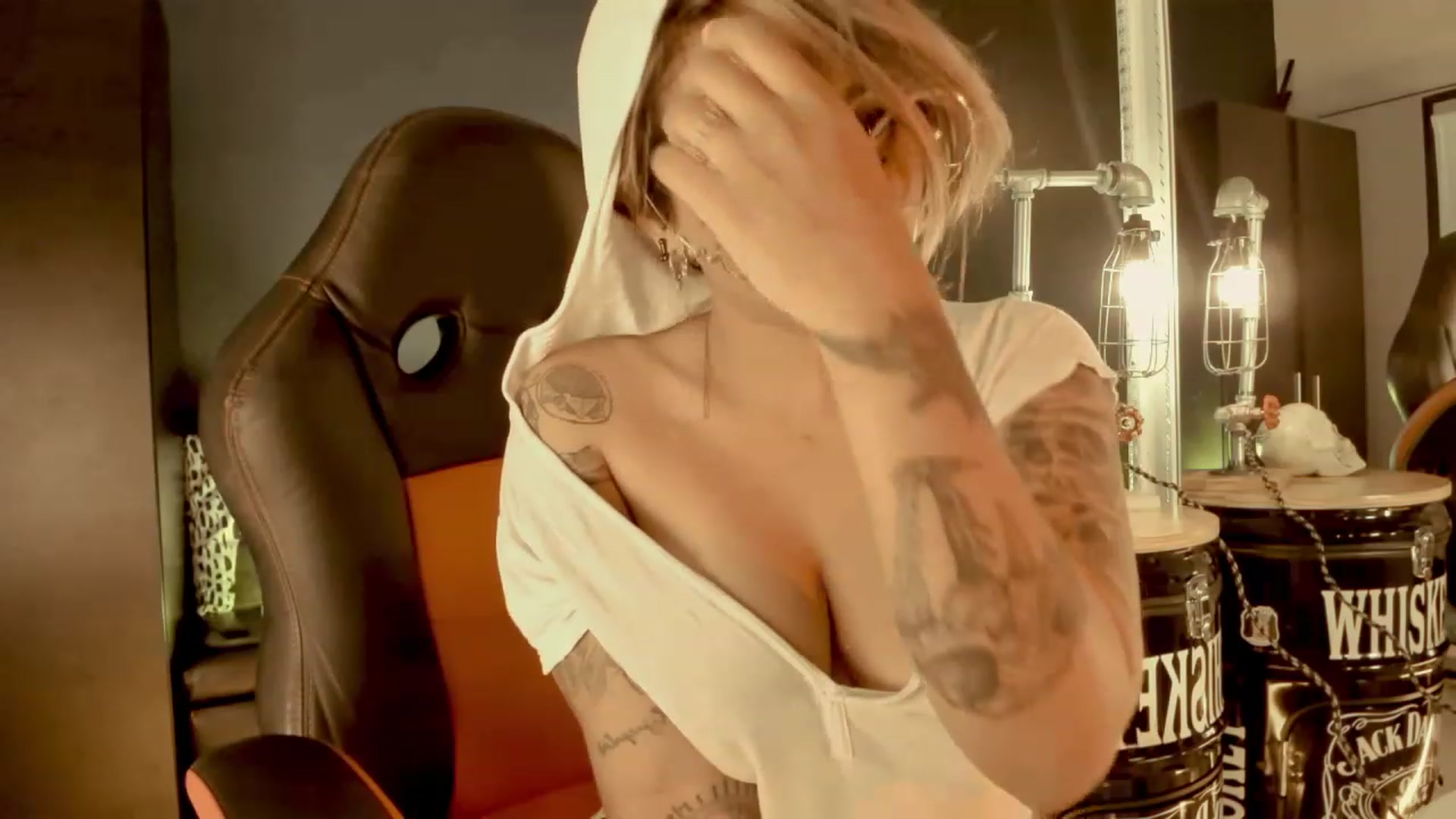 Gallery image thumbnail from AbraxxysRadio's myfreecams stream on, 04/21/2023, 24:07 image 5 of 20