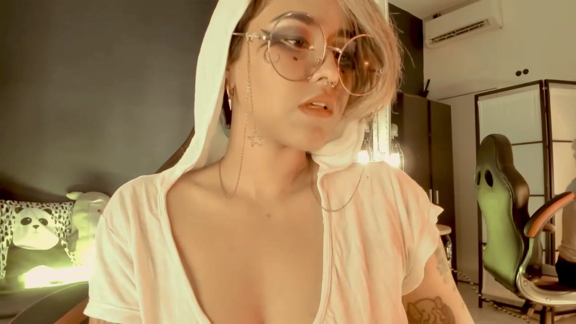 Gallery image thumbnail from AbraxxysRadio's myfreecams stream on, 04/21/2023, 24:07 image 19 of 20