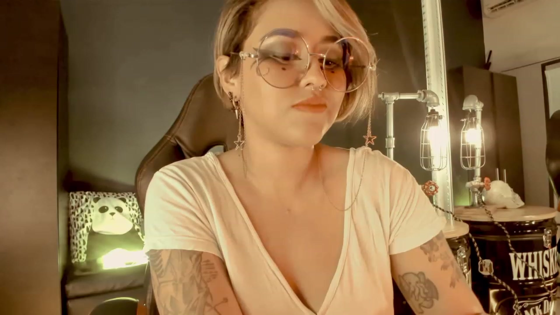 Gallery image thumbnail from AbraxxysRadio's myfreecams stream on, 04/21/2023, 24:07 image 2 of 20