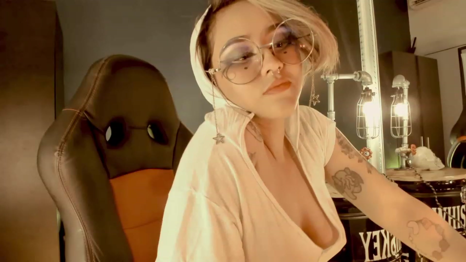 Gallery image thumbnail from AbraxxysRadio's myfreecams stream on, 04/21/2023, 24:07 image 6 of 20
