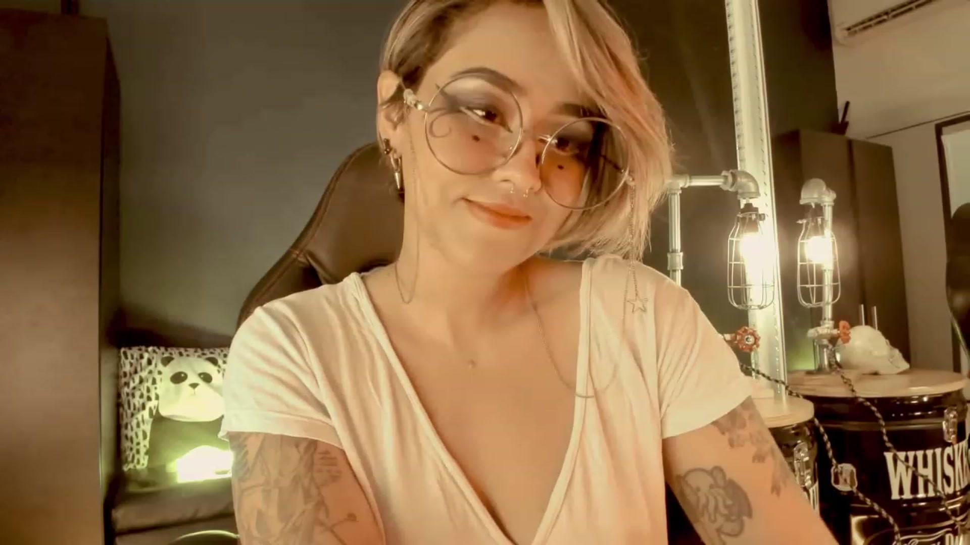 Gallery image thumbnail from AbraxxysRadio's myfreecams stream on, 04/21/2023, 24:07 image 3 of 20