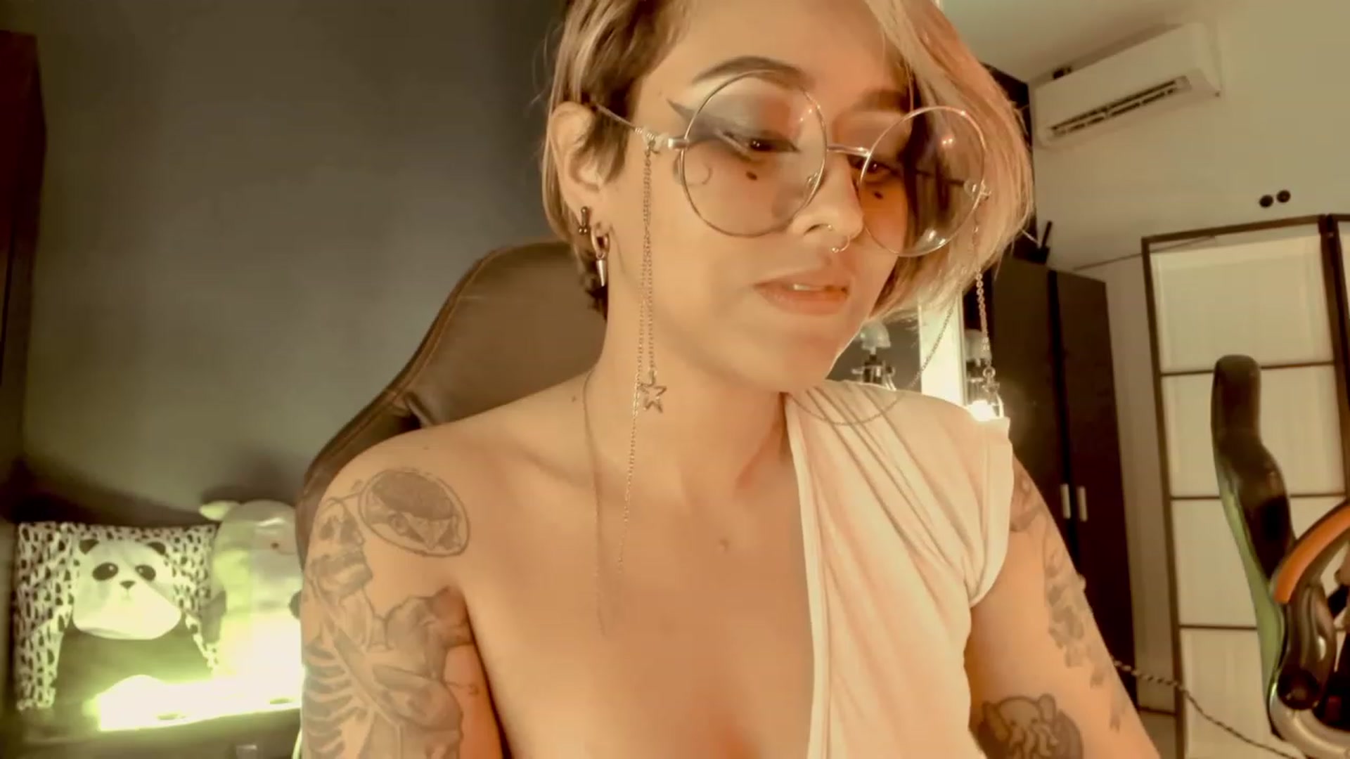 Gallery image thumbnail from AbraxxysRadio's myfreecams stream on, 04/21/2023, 02:26 image 19 of 20