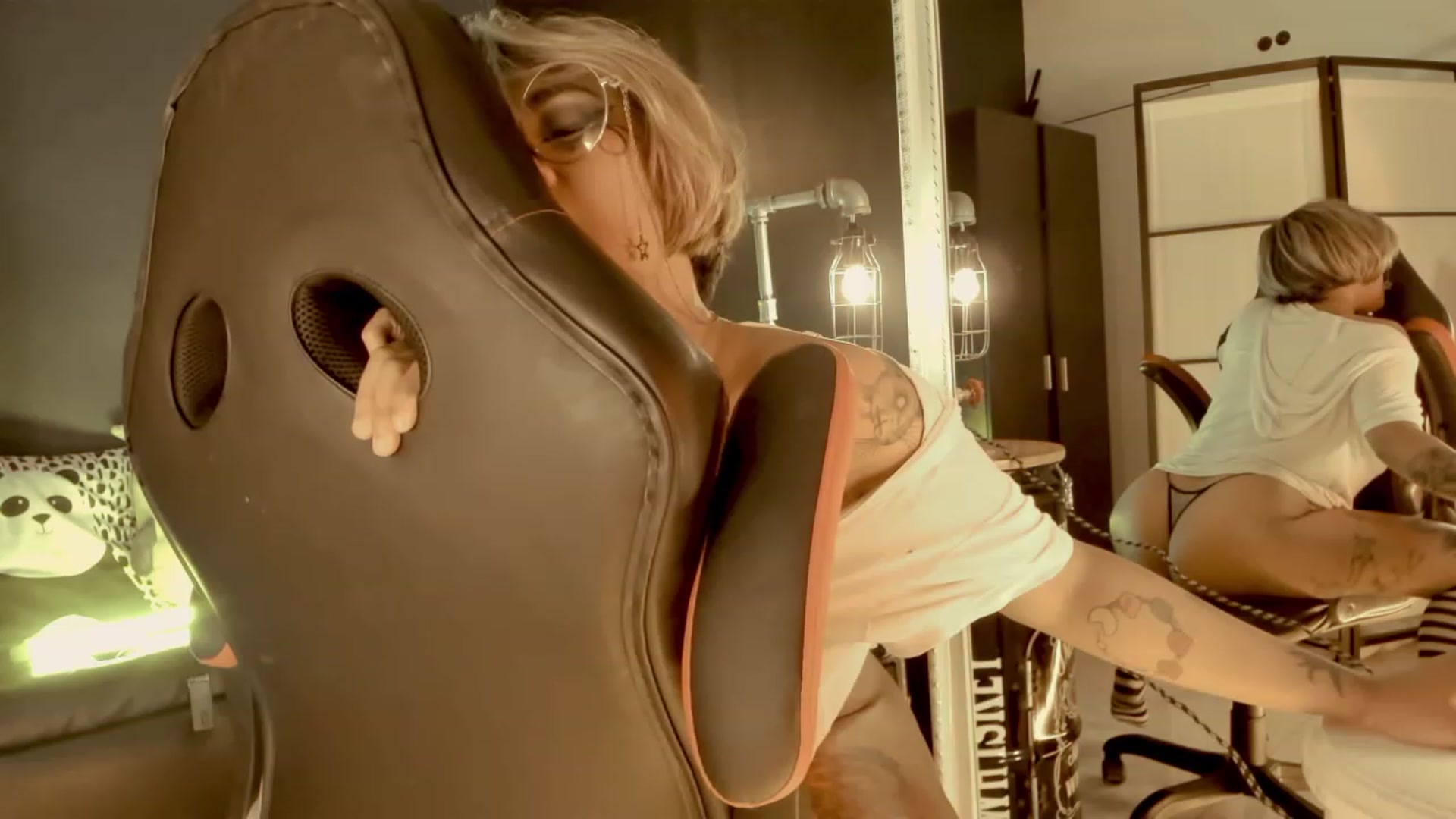 Gallery image thumbnail from AbraxxysRadio's myfreecams stream on, 04/21/2023, 02:26 image 2 of 20