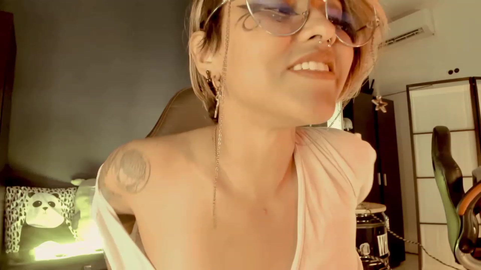 Gallery image thumbnail from AbraxxysRadio's myfreecams stream on, 04/21/2023, 02:26 image 18 of 20