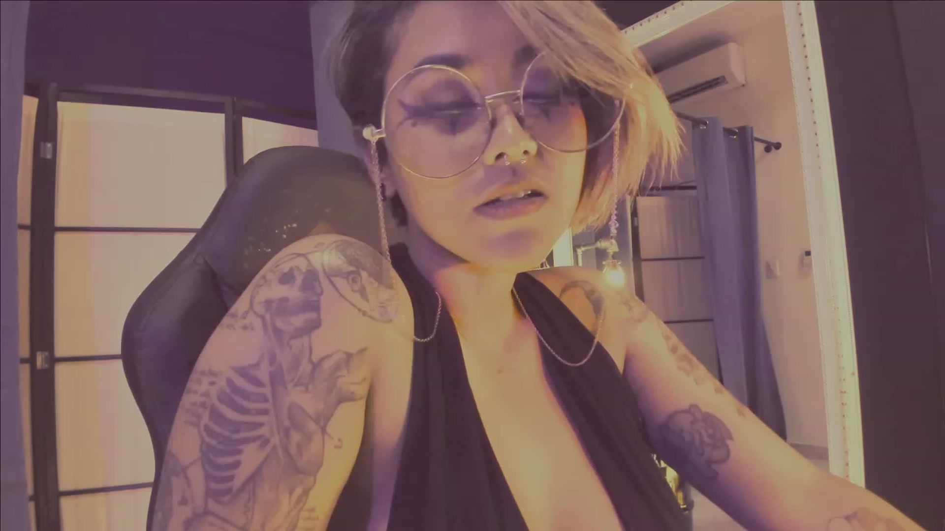 Gallery image thumbnail from AbraxxysRadio's myfreecams stream on, 04/28/2023, 24:07 image 7 of 20